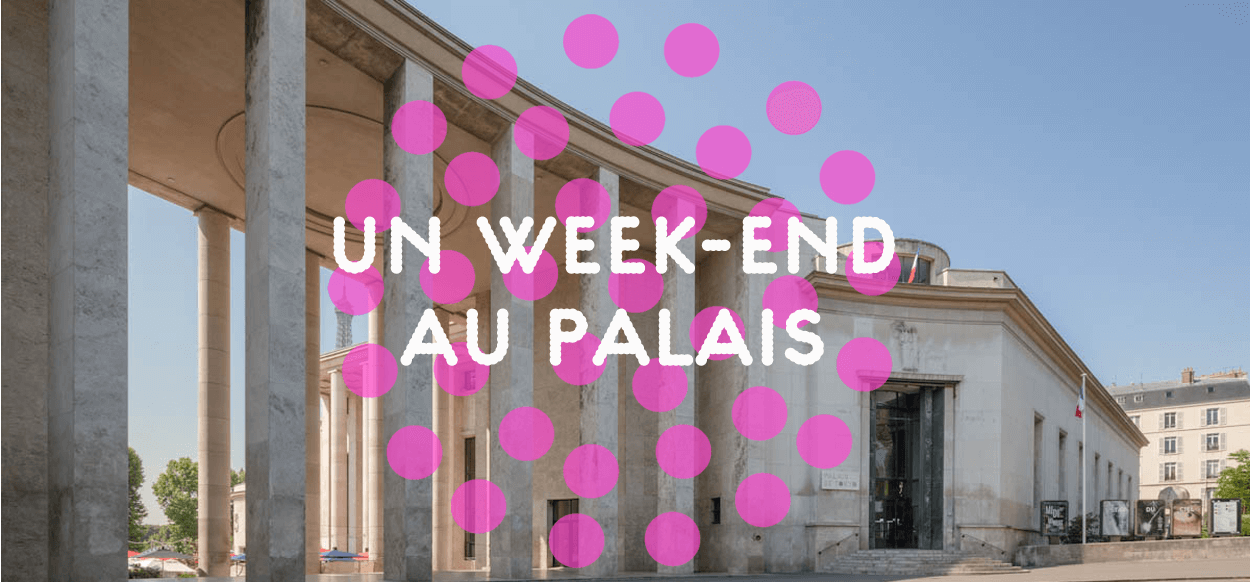 Vue extérieure d'un grand bâtiment à colonnes et à la façade incurvée. Des points roses et le texte français « UN WEEK-END AU PALAIS » en lettres capitales blanches ornent l'image. Le ciel est bleu et dégagé.