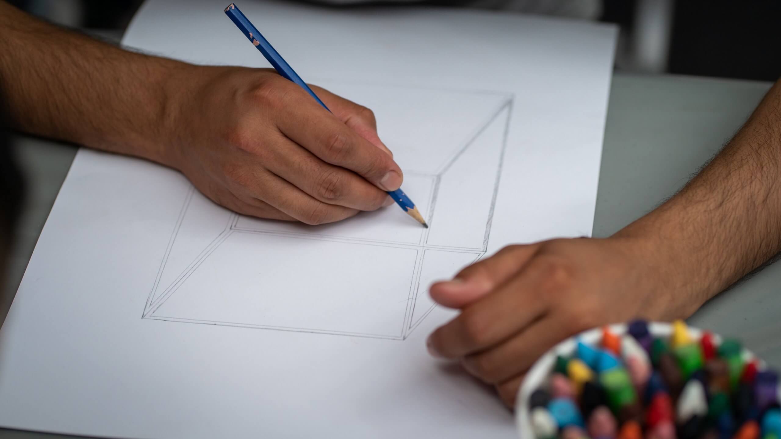 Photographie gros plan : un participant en train de dessiner