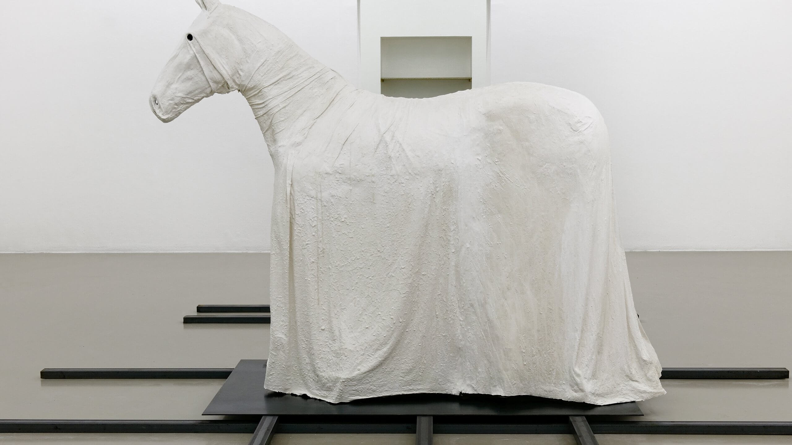 Sculpture d'un cheval recouvert d'un voile blanc