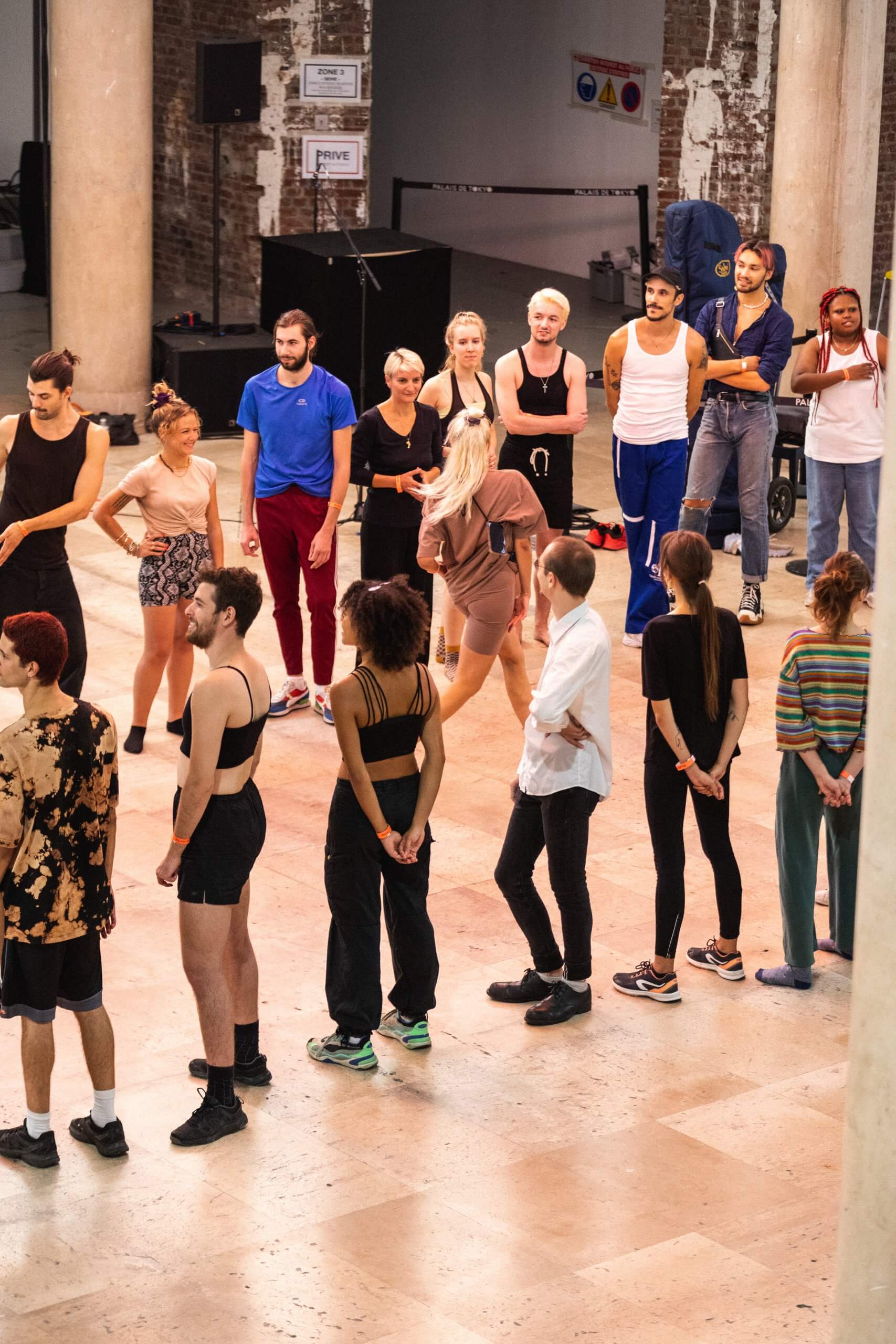 Vue du workshop de voguing au festival "Alliance des corps", carte blanche à Marinella Senatore, 2022. Crédit photo : Paul Fogiel