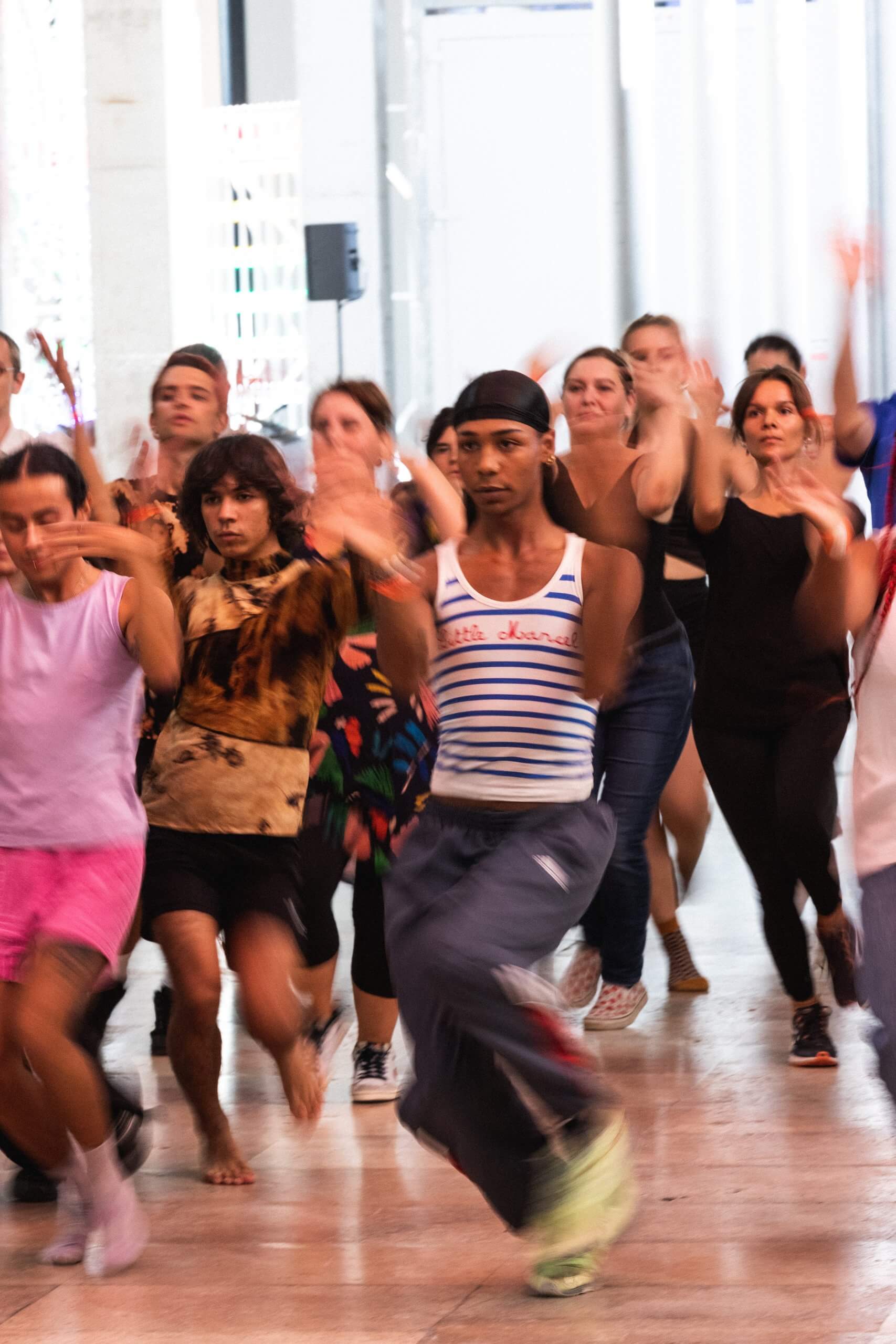 Vue du workshop de voguing au festival "Alliance des corps", carte blanche à Marinella Senatore, 2022. Crédit photo : Paul Fogiel