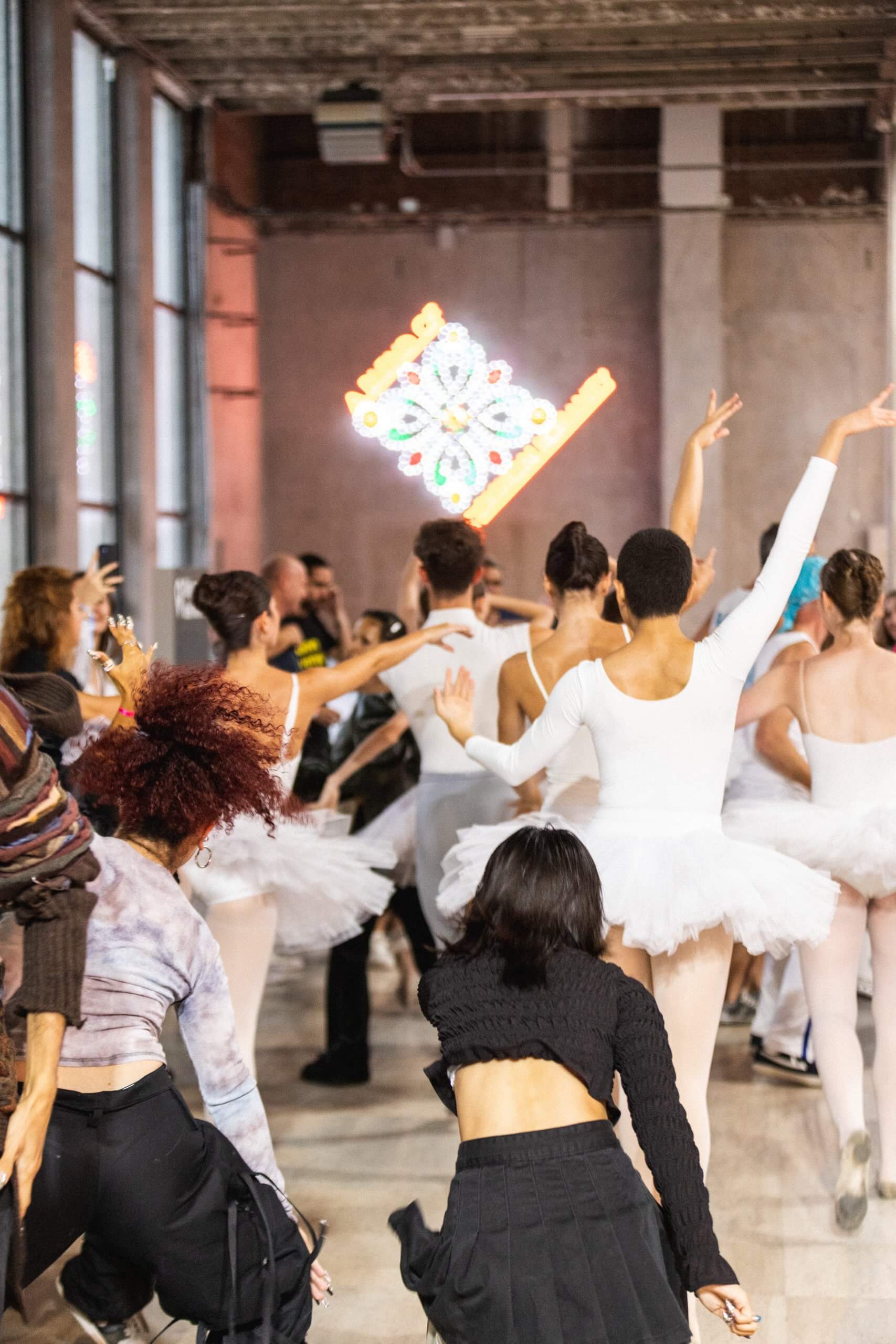 Vue de la performance collective du festival "Alliance des corps", carte blanche à Marinella Senatore, 2022. Crédit photo : Paul Fogiel