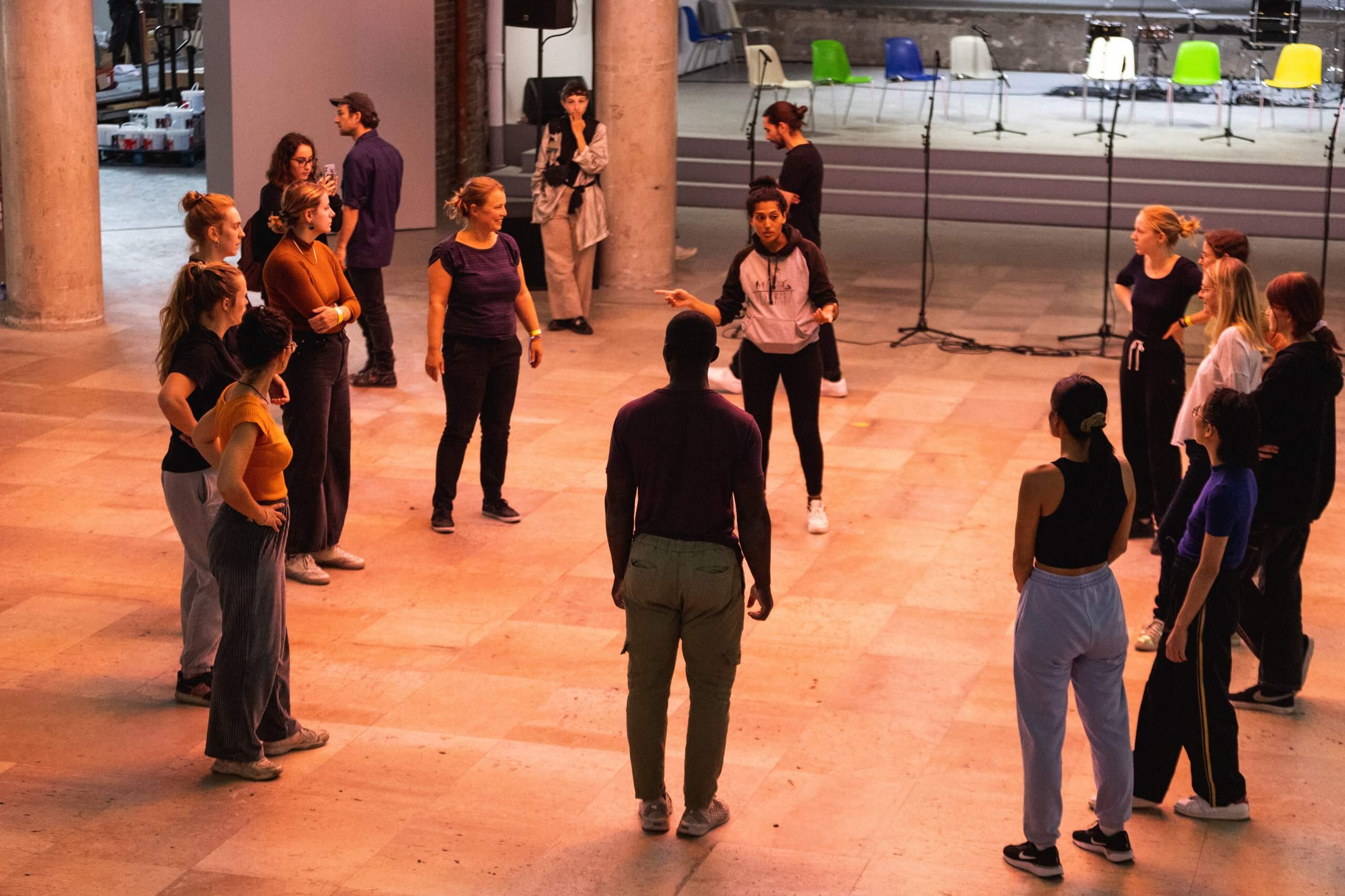 Vue du workshop de parkour au festival "Alliance des corps", carte blanche à Marinella Senatore, 2022. Crédit photo : Paul Fogiel