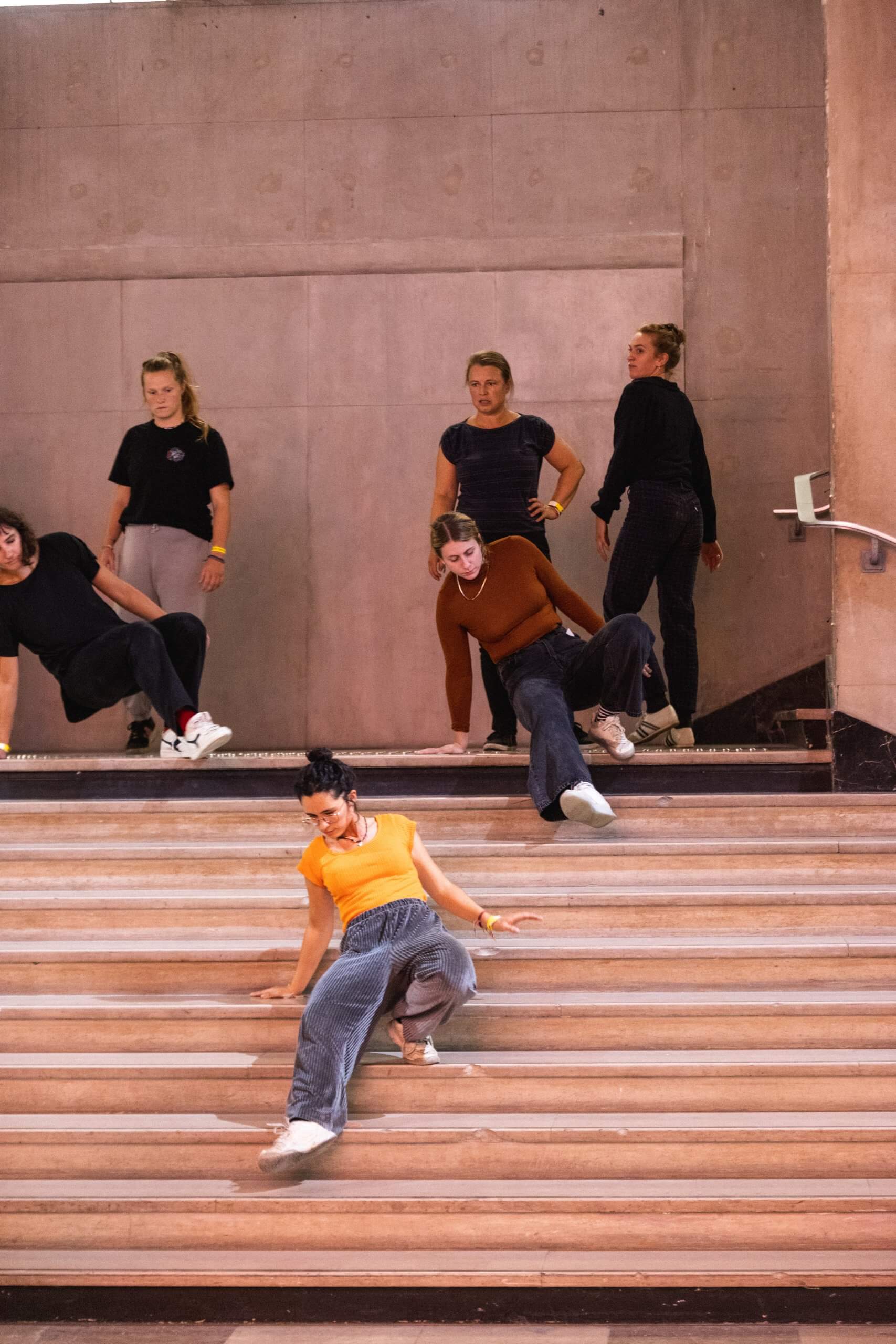 Vue du workshop de parkour au festival "Alliance des corps", carte blanche à Marinella Senatore, 2022. Crédit photo : Paul Fogiel