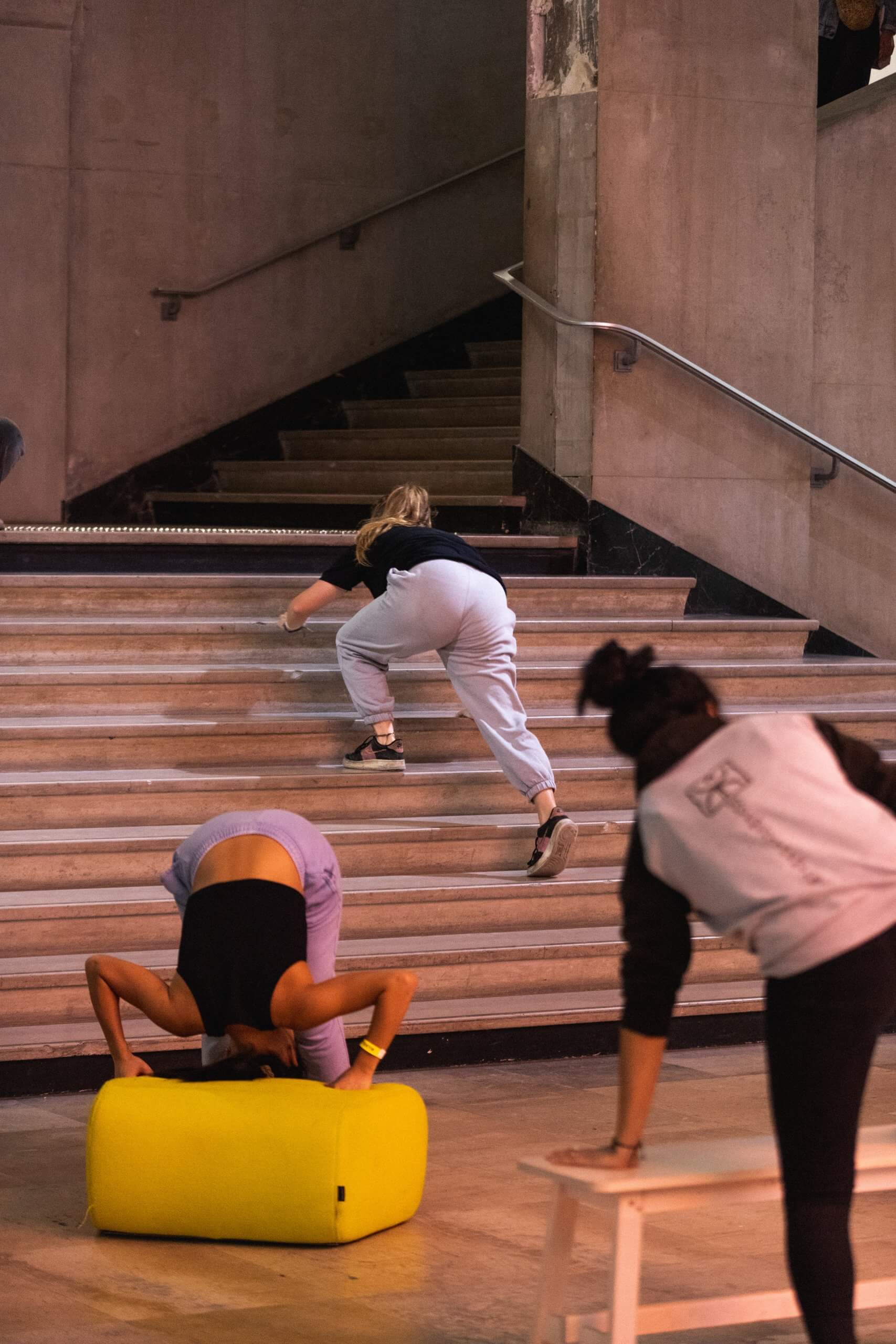 Vue du workshop de parkour au festival "Alliance des corps", carte blanche à Marinella Senatore, 2022. Crédit photo : Paul Fogiel