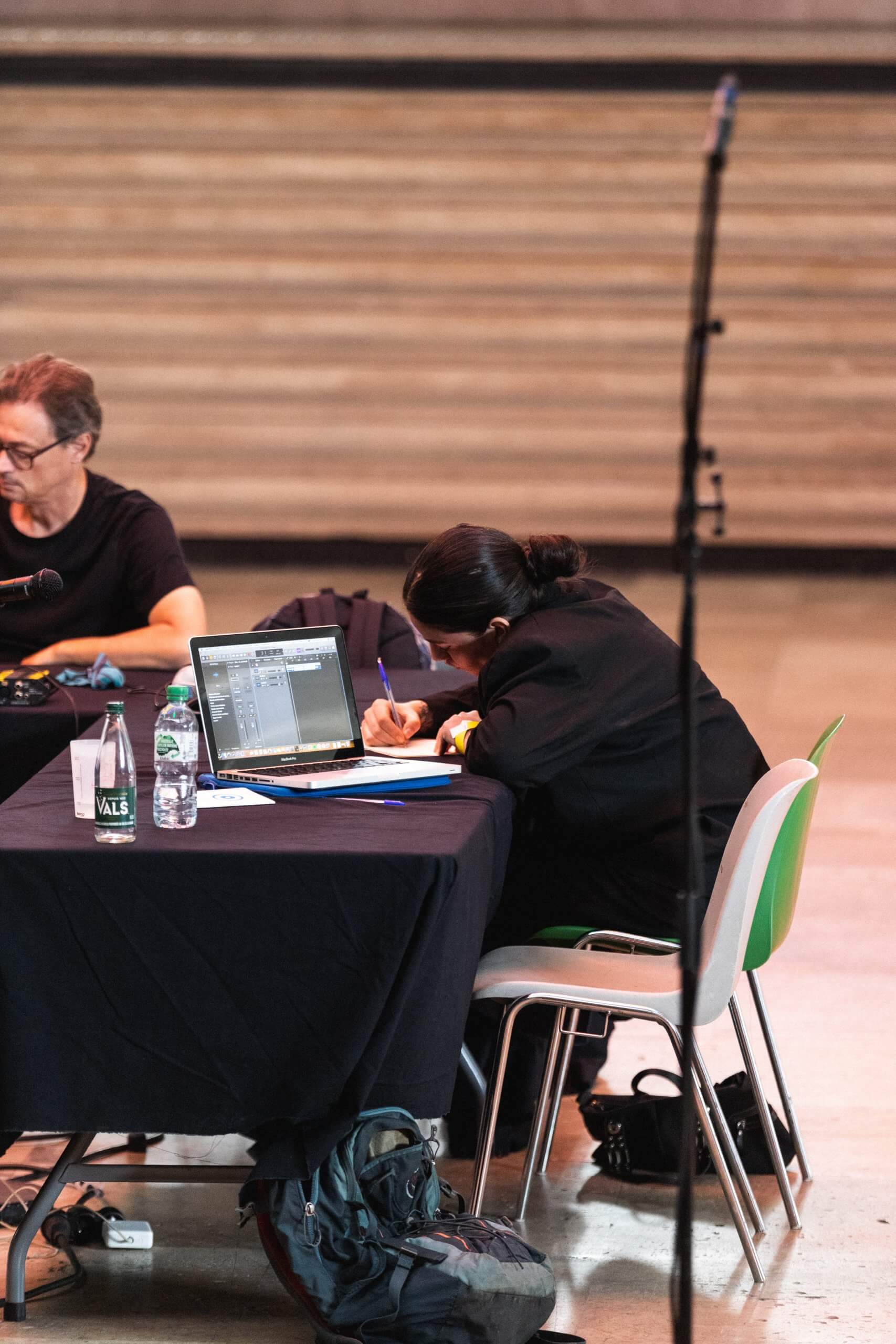 Vue du workshop d'écriture musicale au festival "Alliance des corps", carte blanche à Marinella Senatore, 2022. Crédit photo : Paul Fogiel