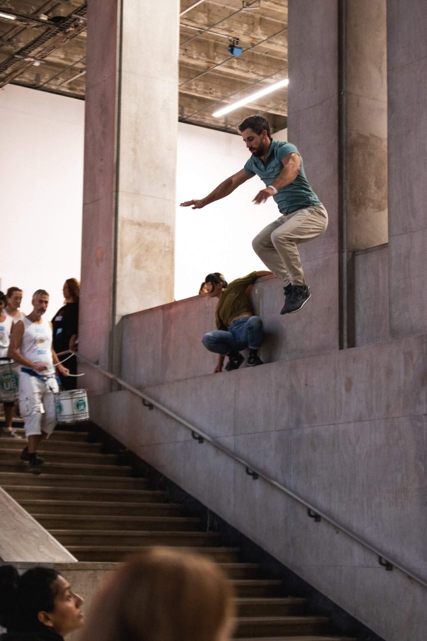 Vue de la performance collective du festival "Alliance des corps", carte blanche à Marinella Senatore, 2022. Crédit photo : Paul Fogiel