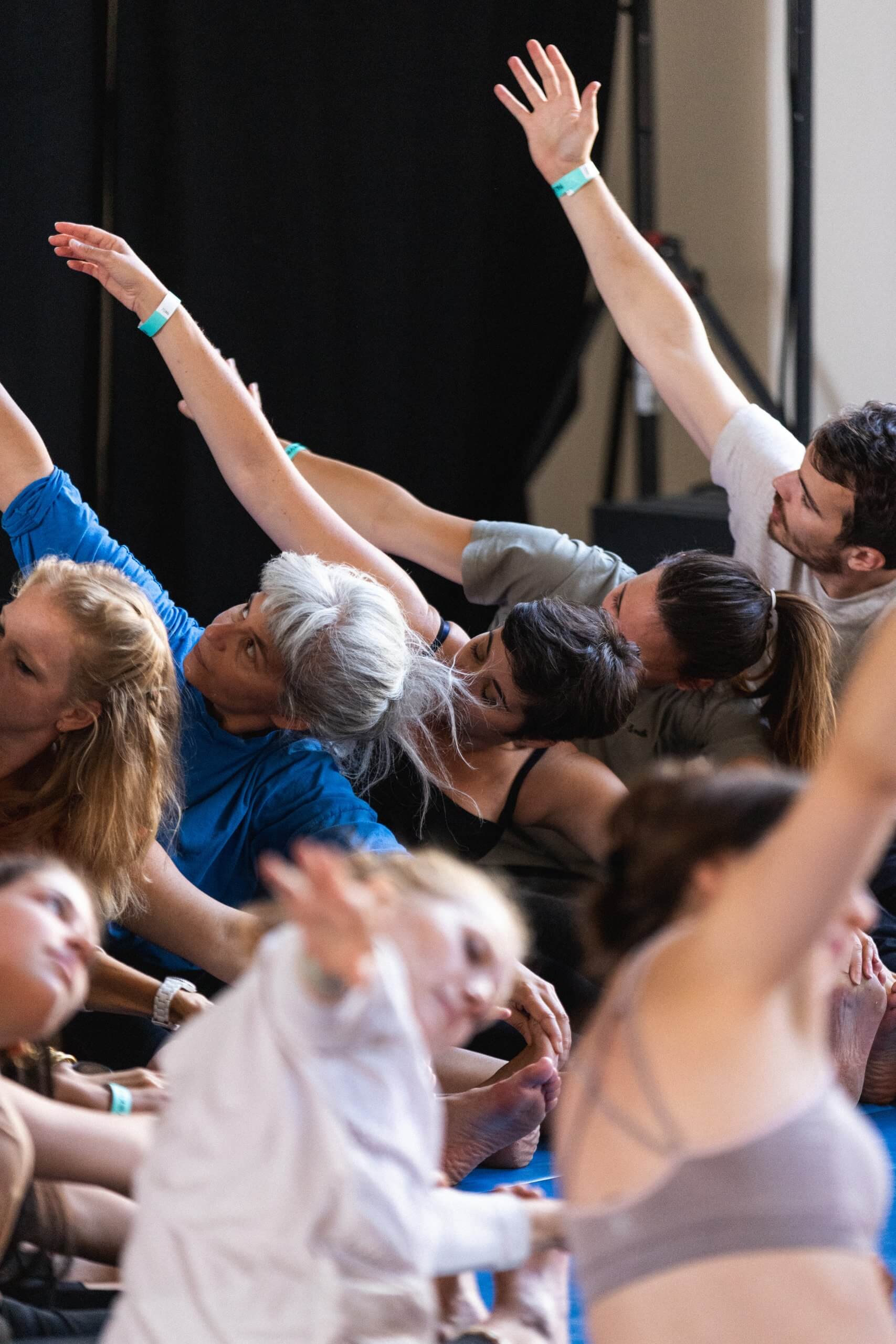 Vue du workshop de acroyoga au festival "Alliance des corps", carte blanche à Marinella Senatore, 2022. Crédit photo : Paul Fogiel