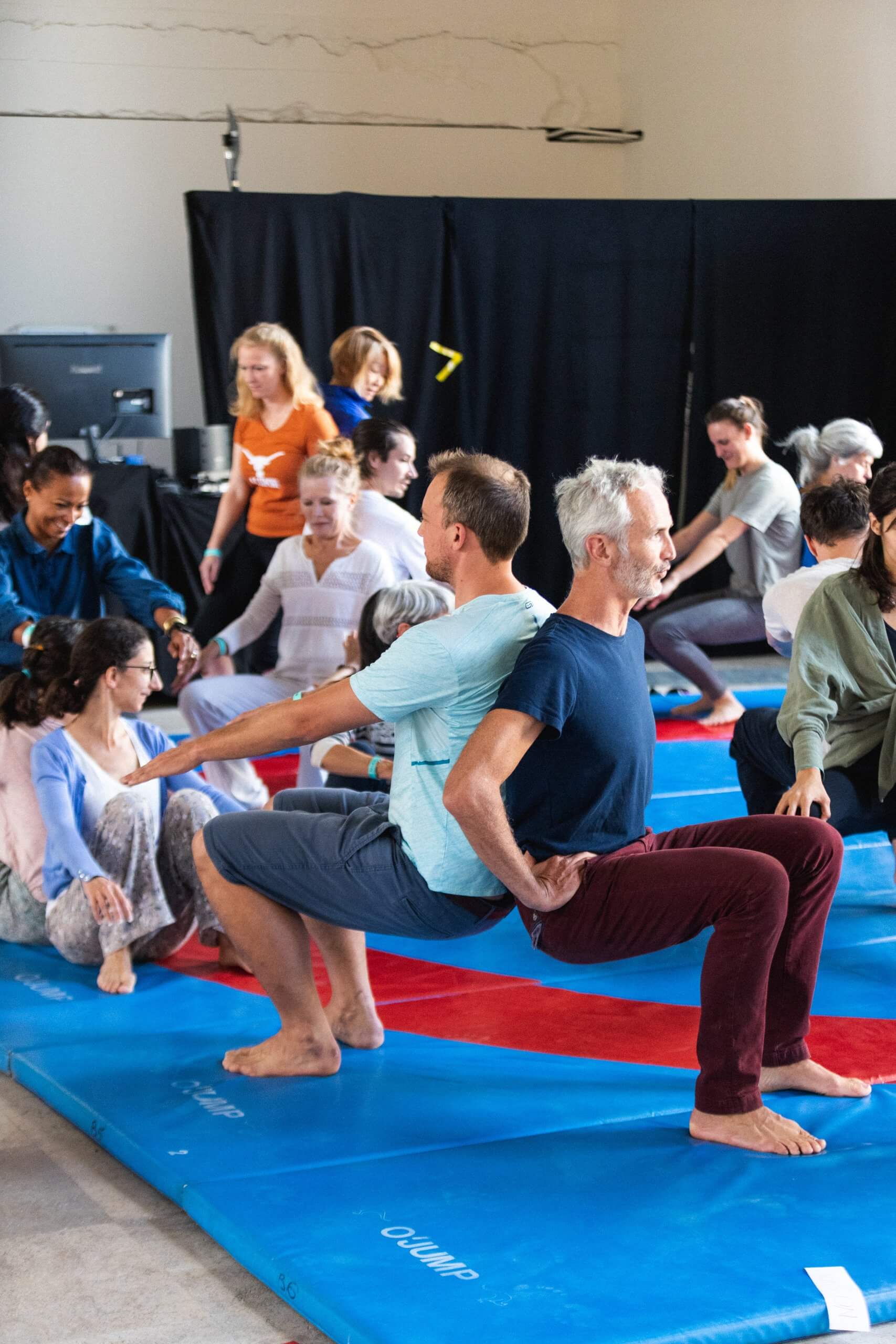 Vue du workshop de acroyoga au festival "Alliance des corps", carte blanche à Marinella Senatore, 2022. Crédit photo : Paul Fogiel
