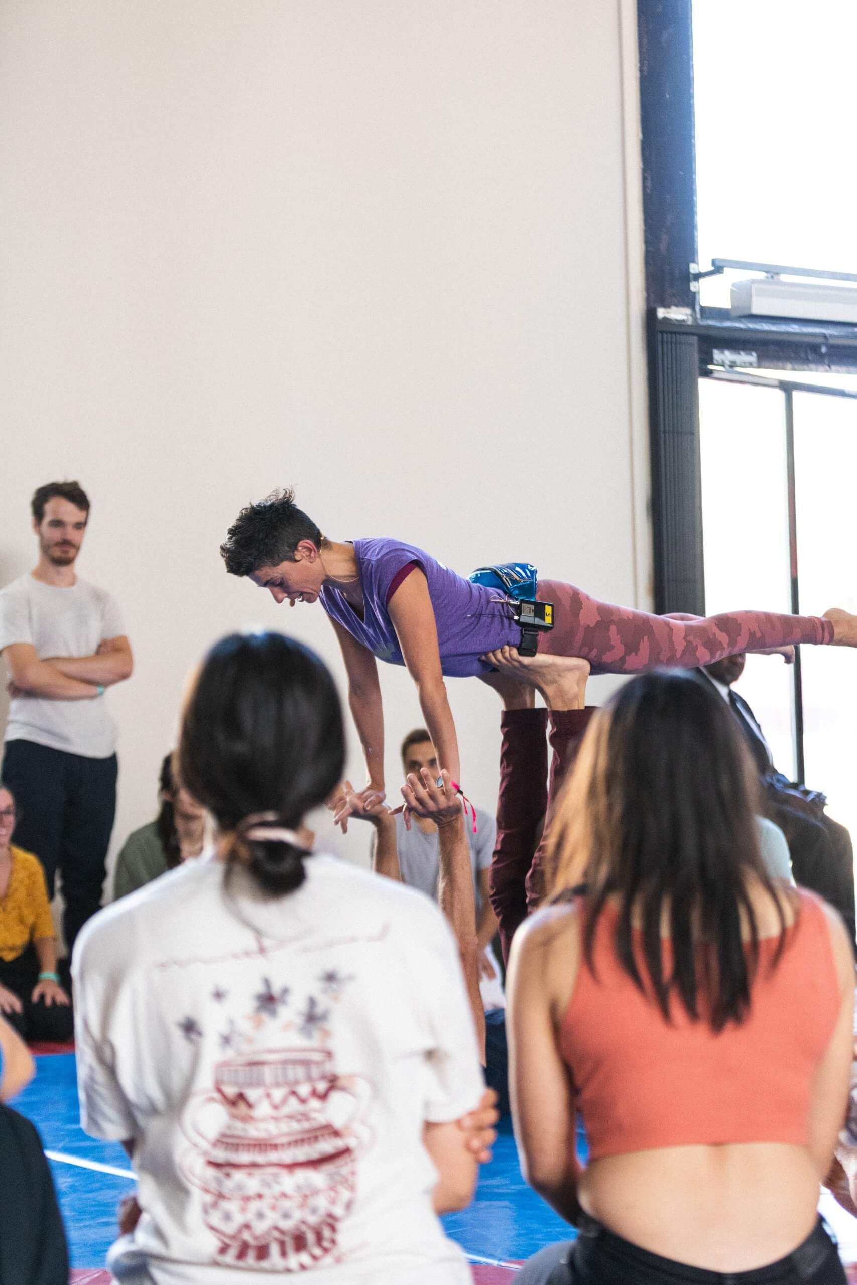 Vue du workshop de acroyoga au festival "Alliance des corps", carte blanche à Marinella Senatore, 2022. Crédit photo : Paul Fogiel