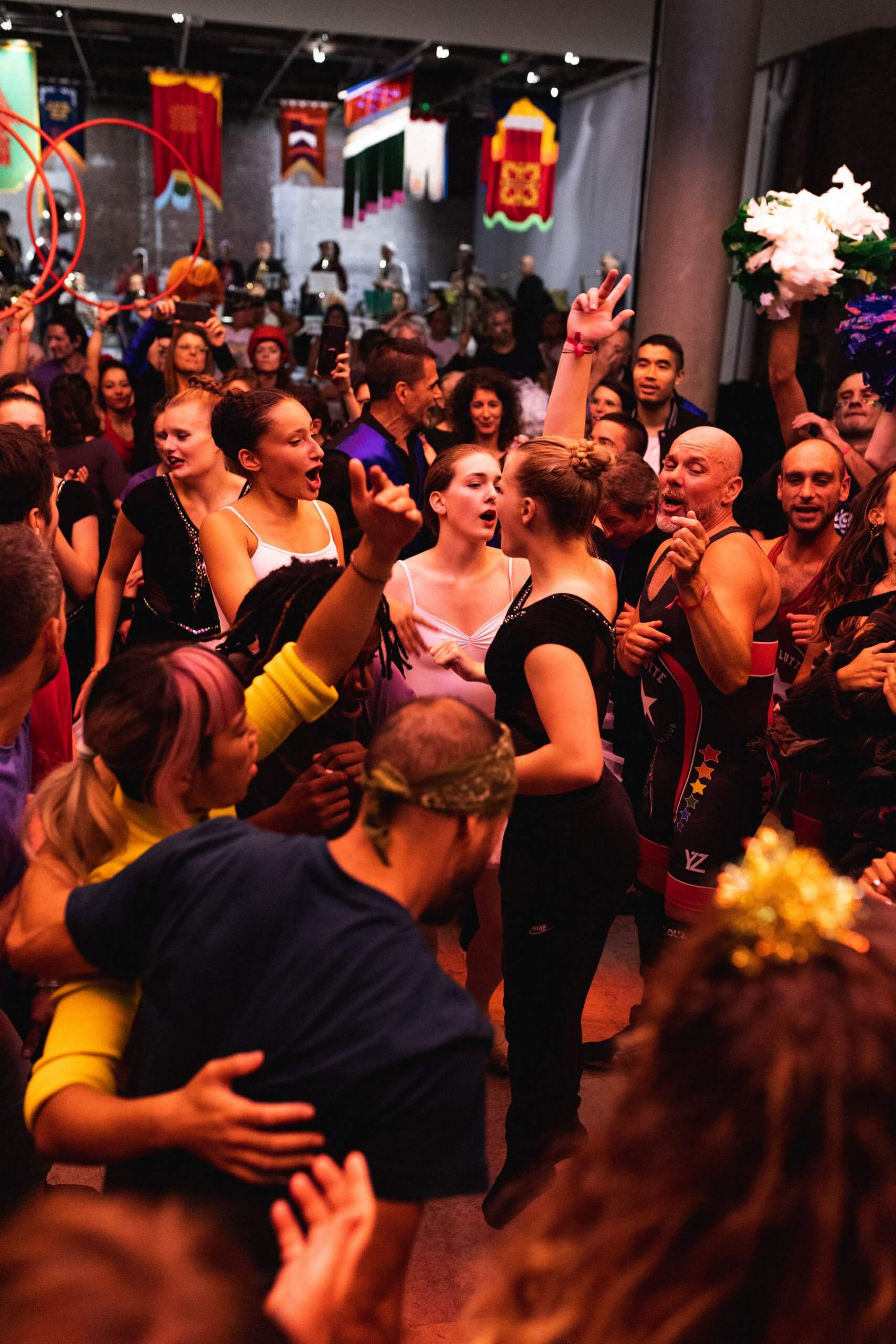 Vue de la performance collective du festival "Alliance des corps", carte blanche à Marinella Senatore, 2022. Crédit photo : Paul Fogiel