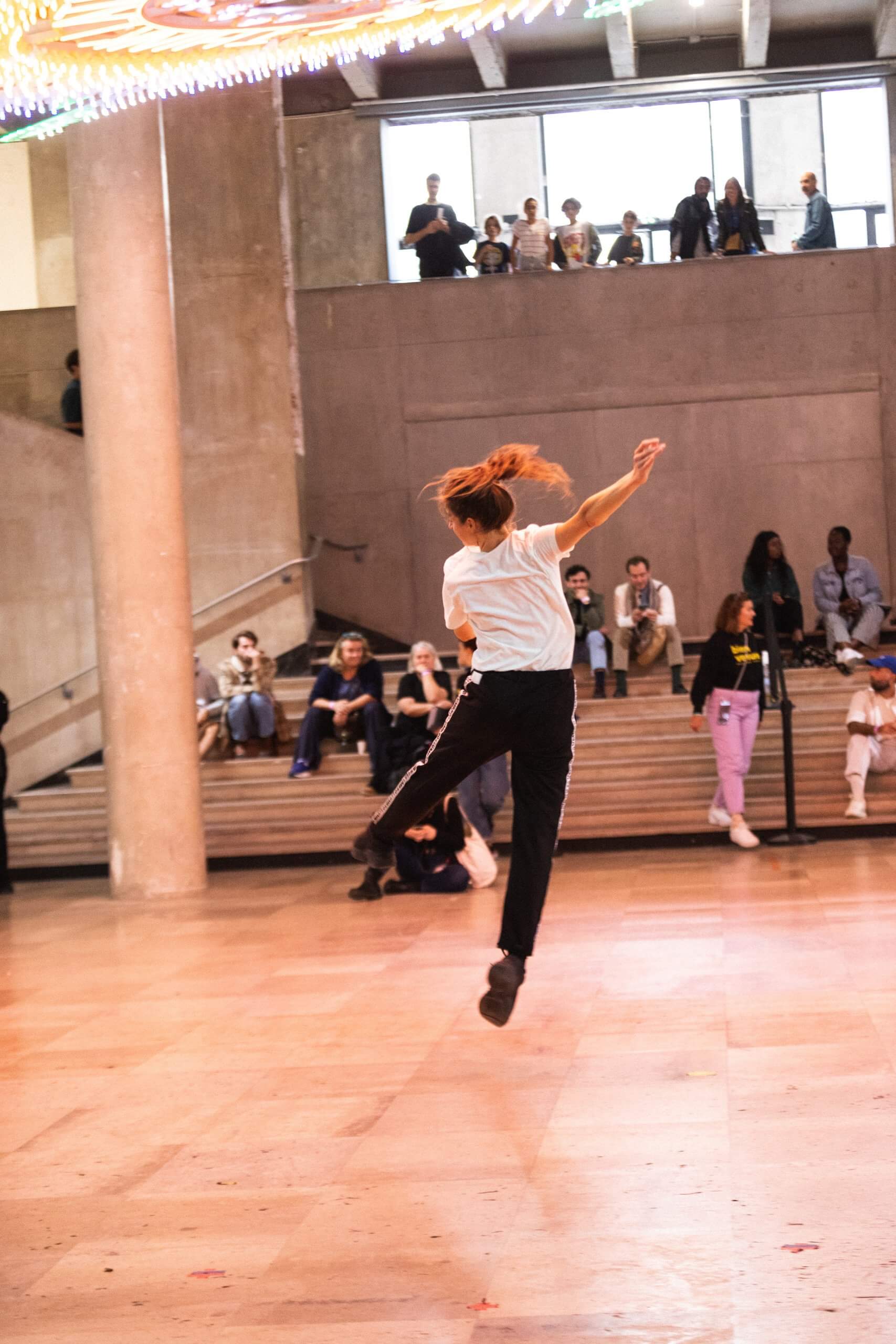 Vue du workshop de danse brute au festival "Alliance des corps", carte blanche à Marinella Senatore, 2022. Crédit photo : Paul Fogiel