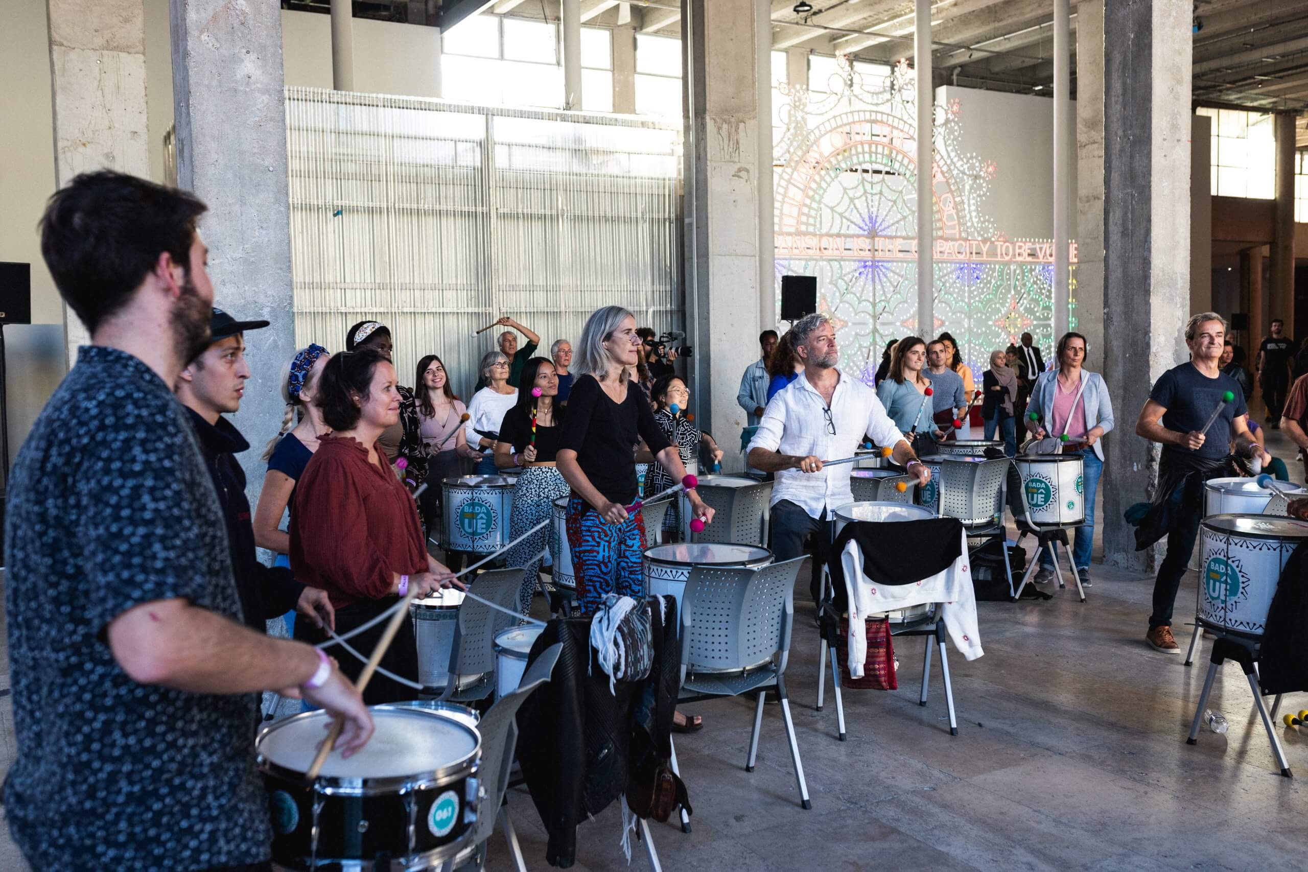 Vue du workshop de batucada au festival "Alliance des corps", carte blanche à Marinella Senatore, 2022. Crédit photo : Paul Fogiel