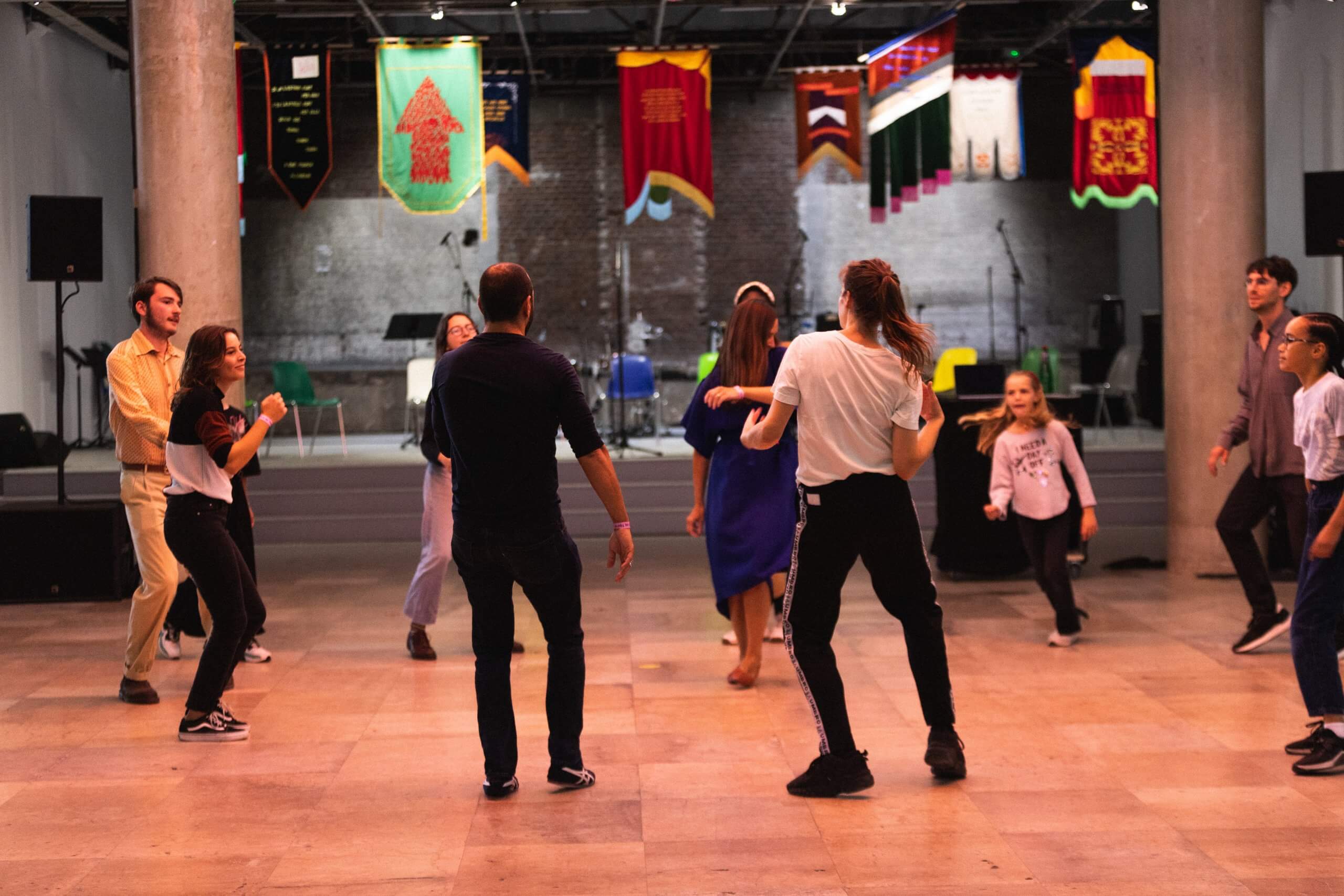 Vue du workshop de danse brute au festival "Alliance des corps", carte blanche à Marinella Senatore, 2022. Crédit photo : Paul Fogiel