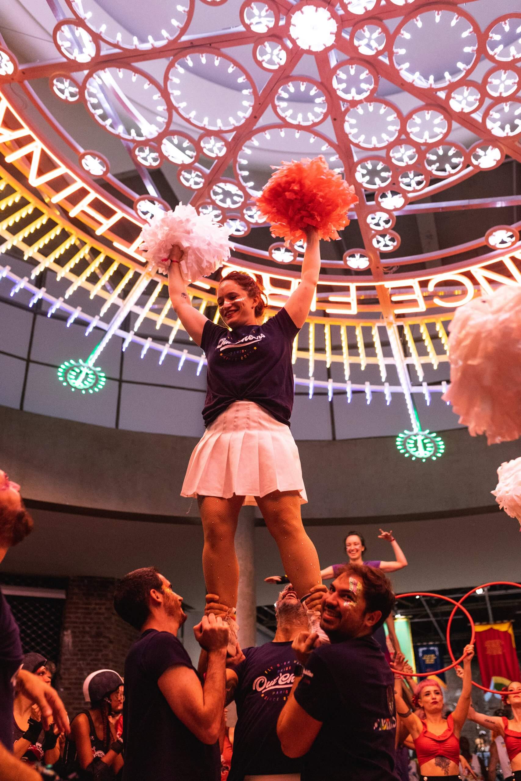 Vue de la performance collective du festival "Alliance des corps", carte blanche à Marinella Senatore, 2022. Crédit photo : Paul Fogiel