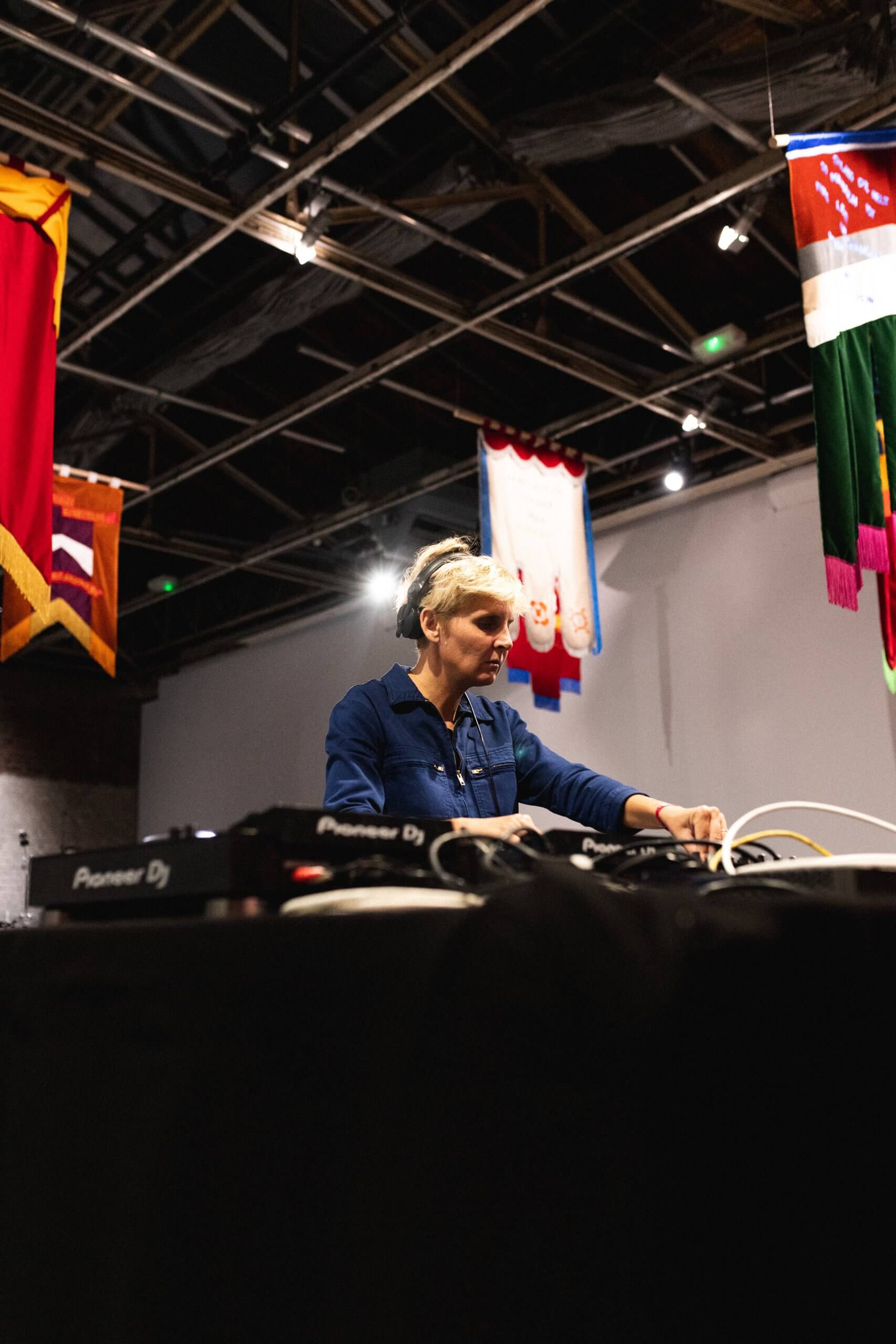 Vue du dj set au festival "Alliance des corps", carte blanche à Marinella Senatore, 2022. Crédit photo : Paul Fogiel