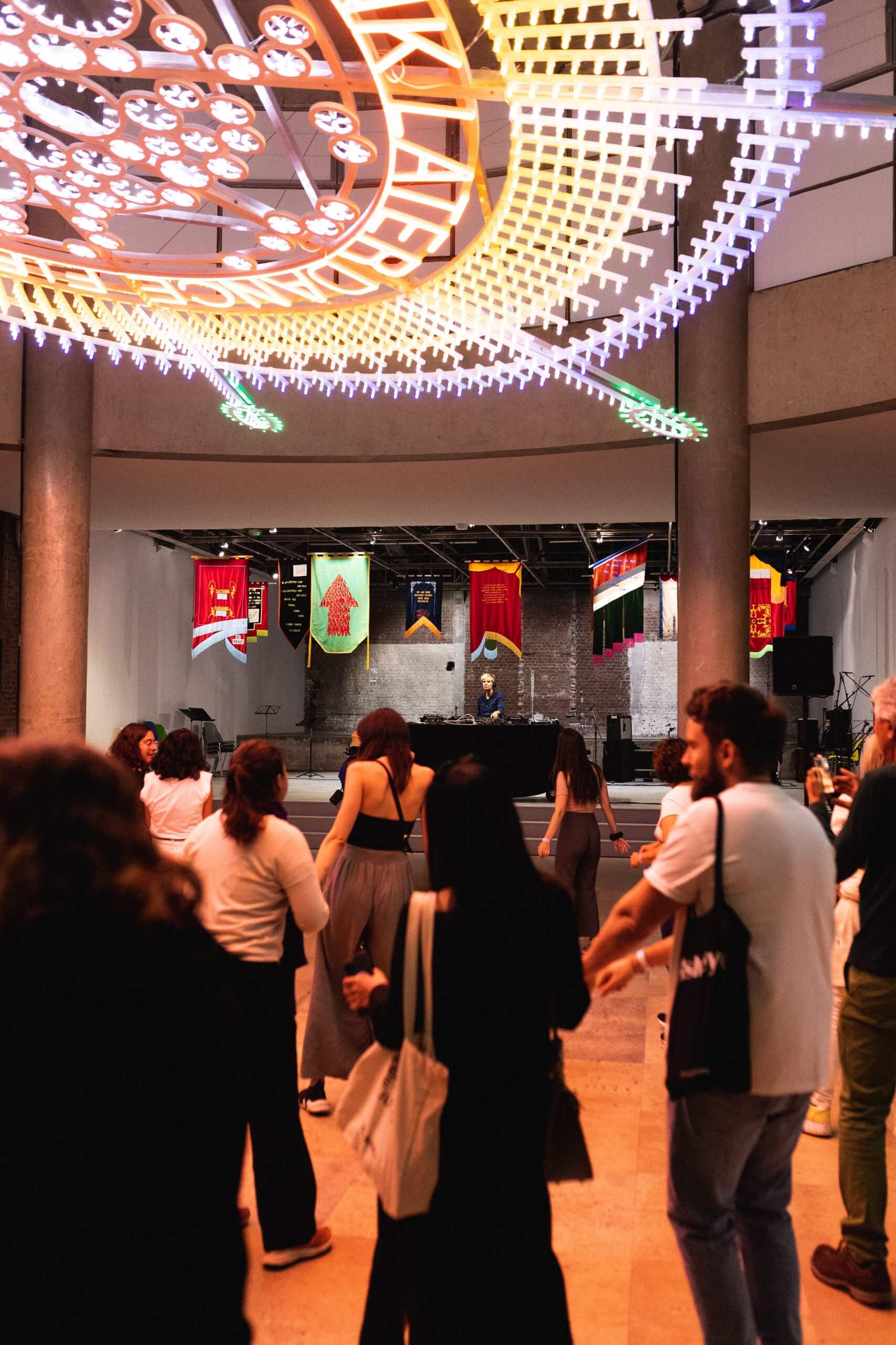 Vue du dj set au festival "Alliance des corps", carte blanche à Marinella Senatore, 2022. Crédit photo : Paul Fogiel