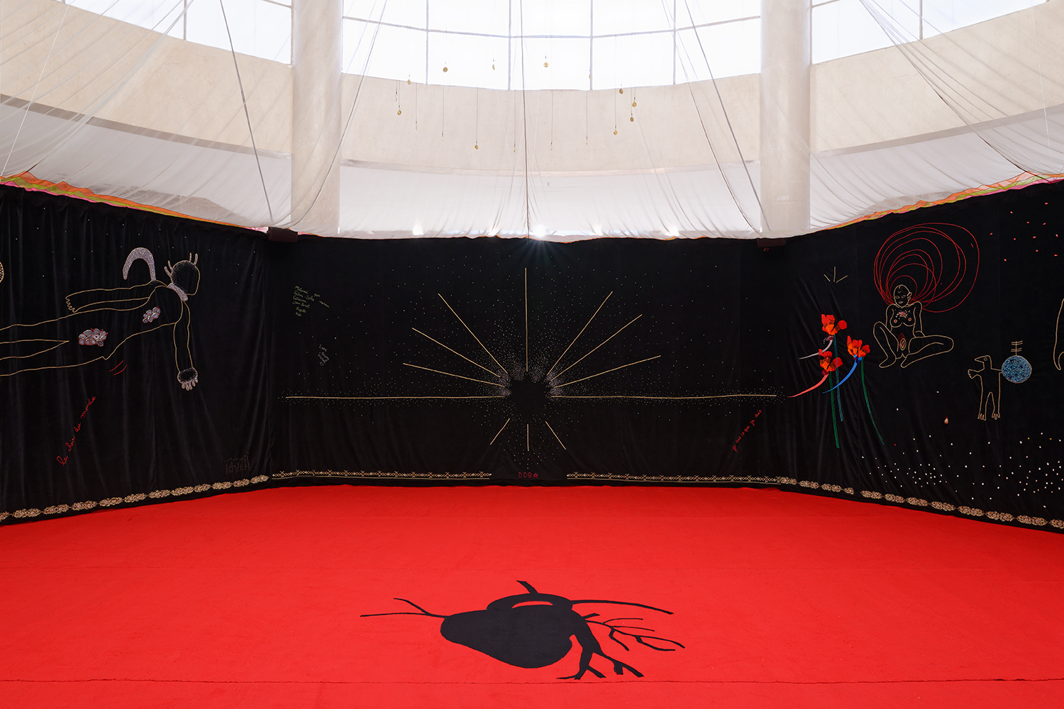 Vue de l'installation "Vaisseau infini" de Dalila Dalléas Bouzar