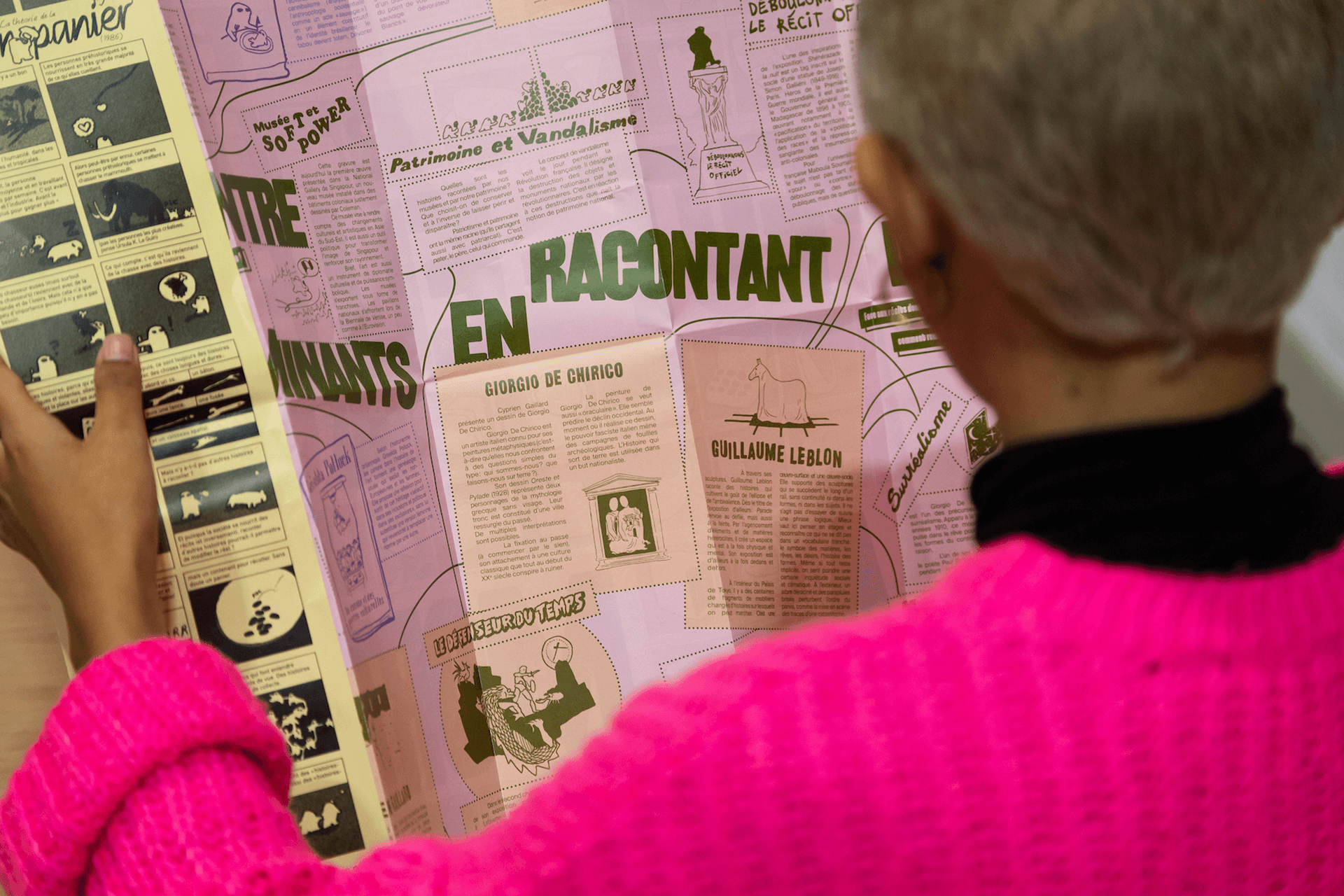 personne de dos lisant un dépliant du Palais de Tokyo