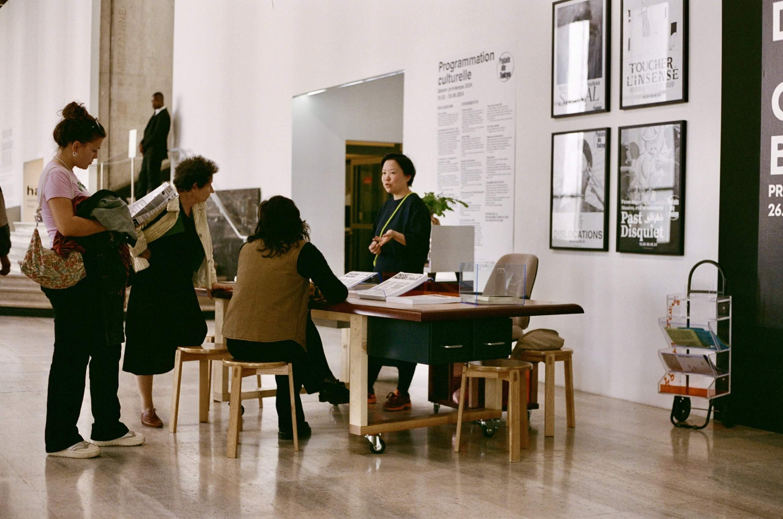 photo du bureau de médiation dans le hall du Palais de Tokyo