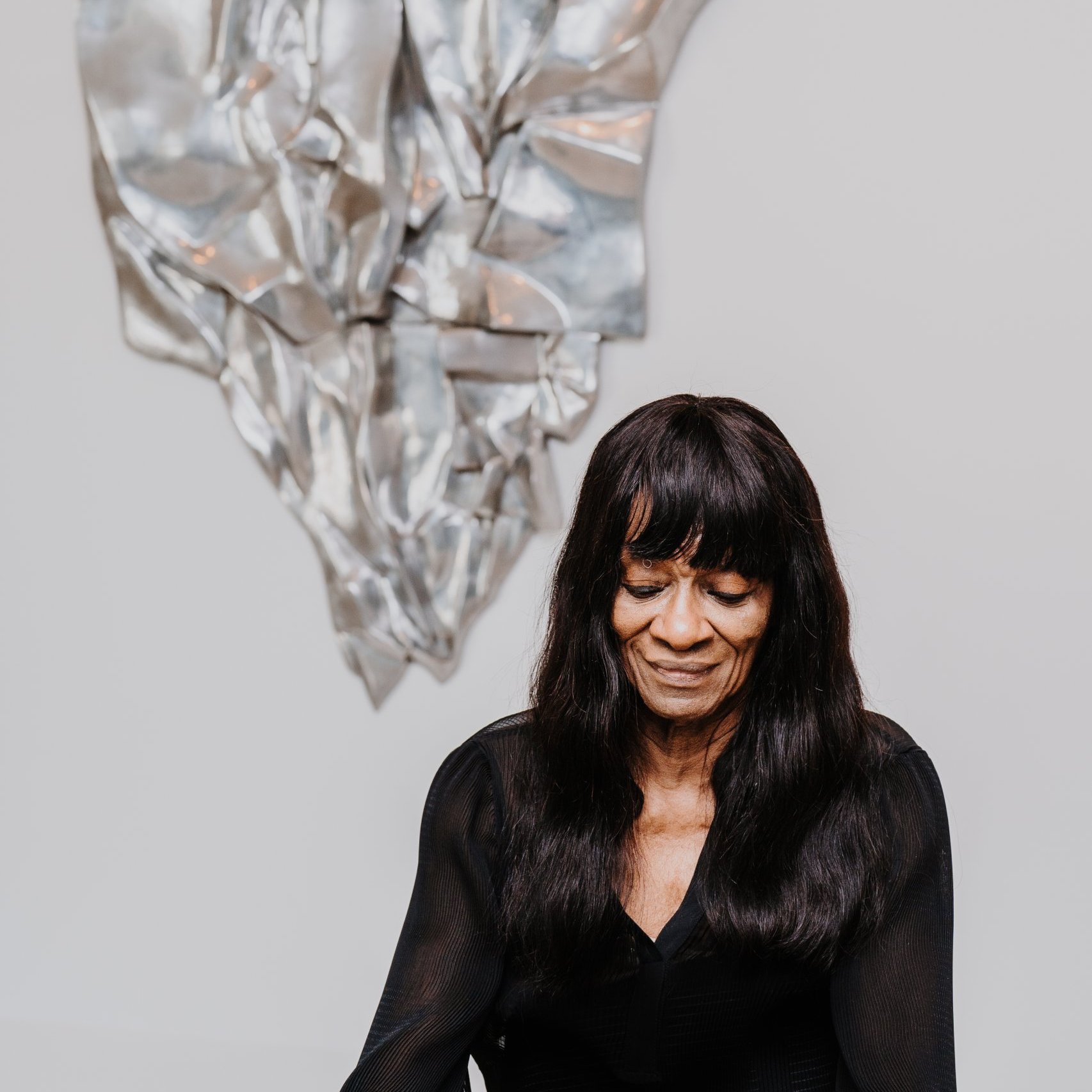 Portrait of Barbara Chase Riboud in front of "Time Womb Jacqueline".