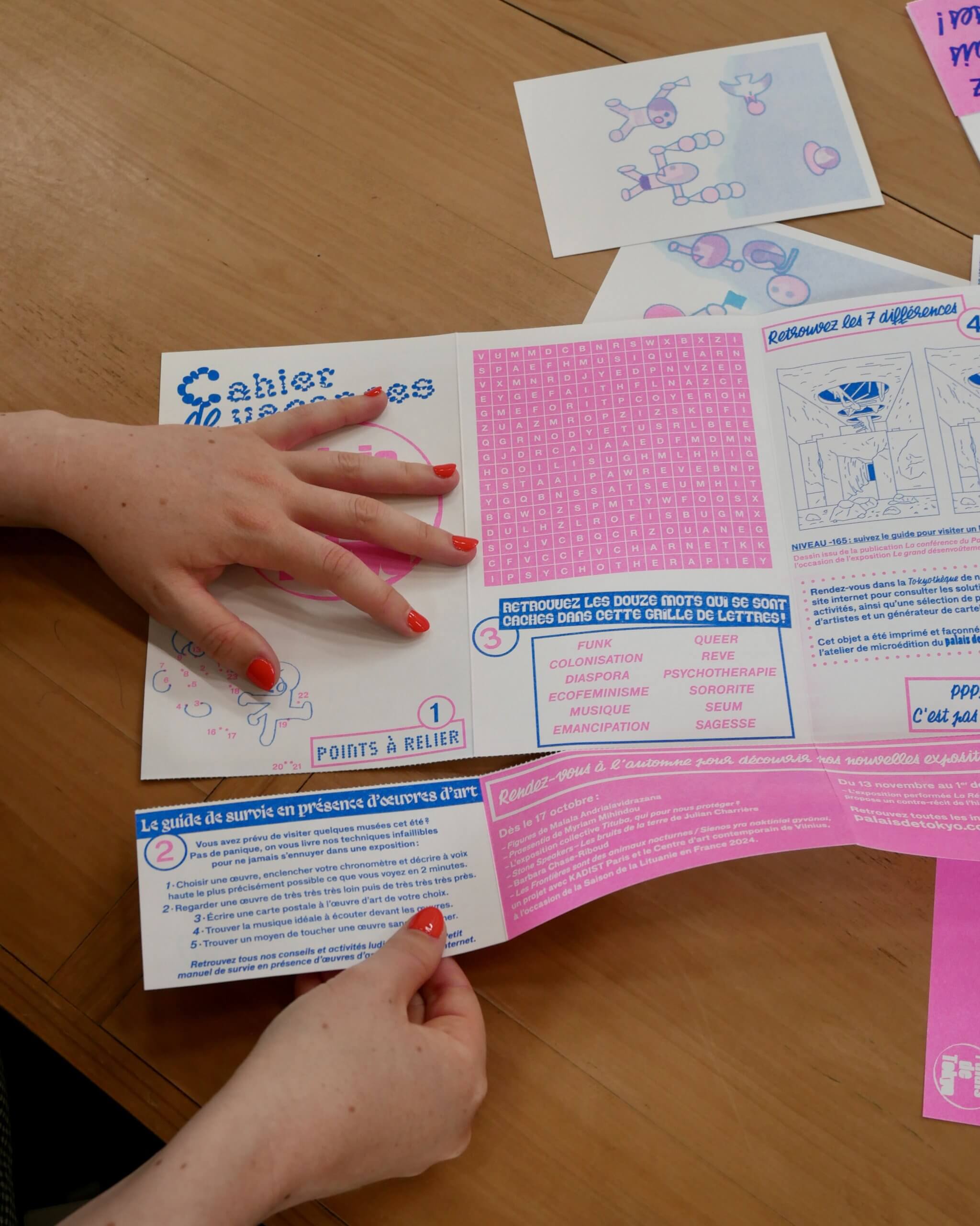 Dépliant en train d'être découpé