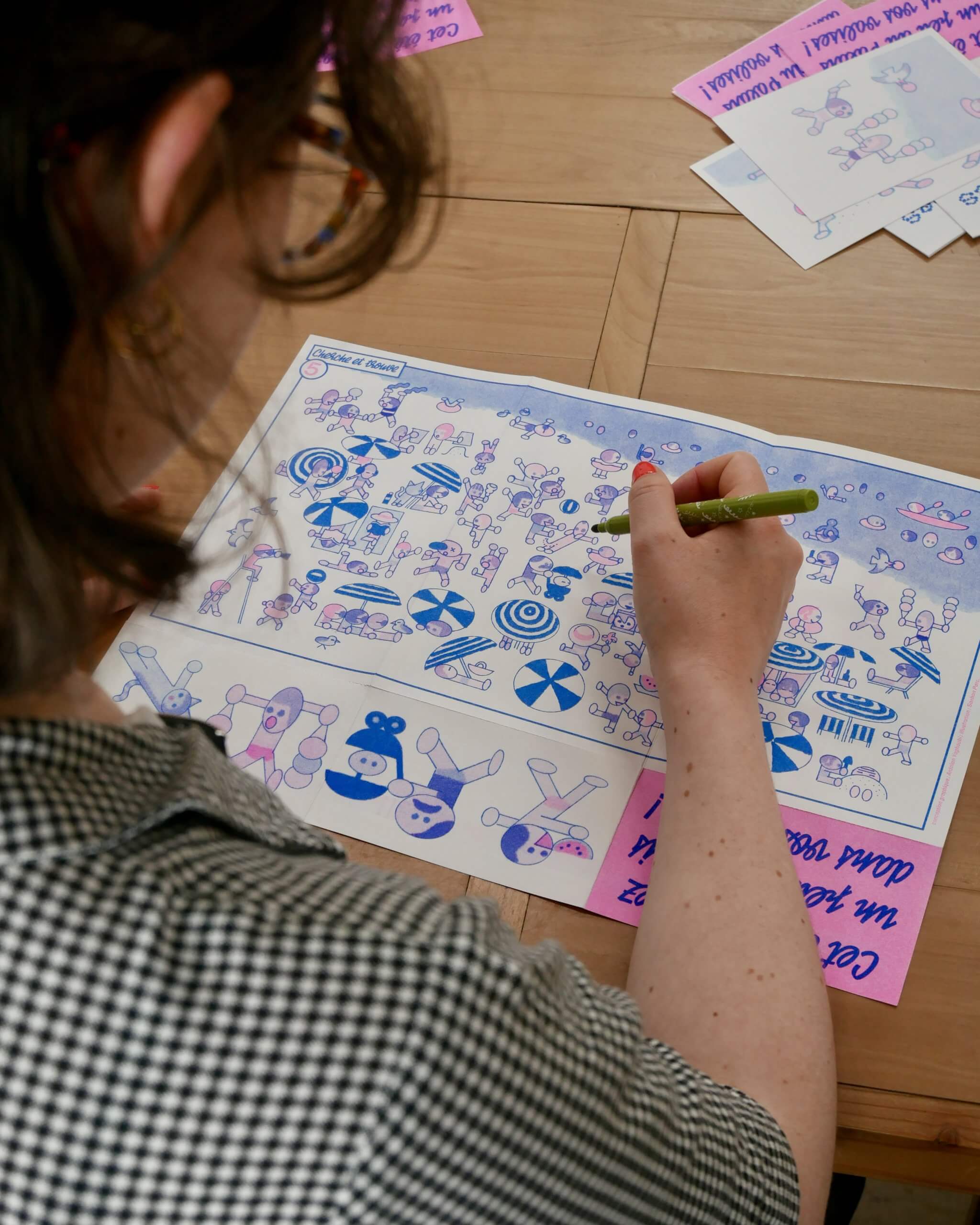 Une personne qui joue au "cherche et trouve"