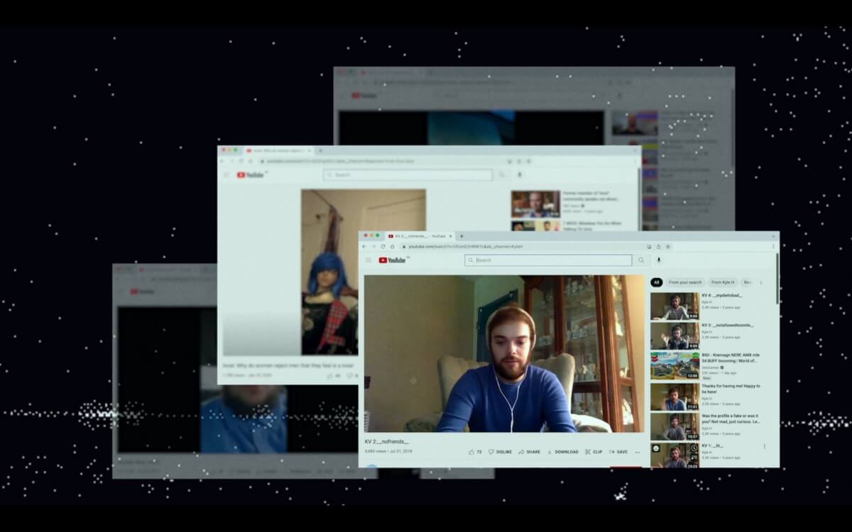 Plusieurs fenêtres de vidéos YouTube ouvertes sur un écran, montrant des discussions en ligne avec un jeune homme, sur un fond étoilé.