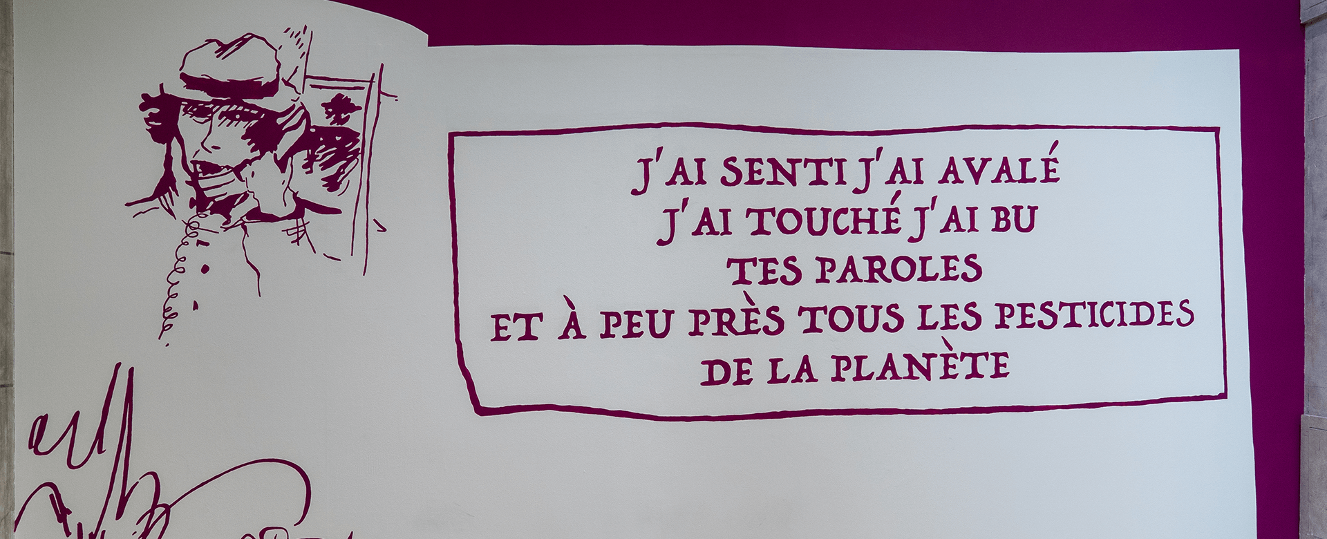 Une illustration murale d'une personne en tenue historique à côté d'un texte en français sur l'expérience des mots et de la quasi-totalité des pesticides des planètes.