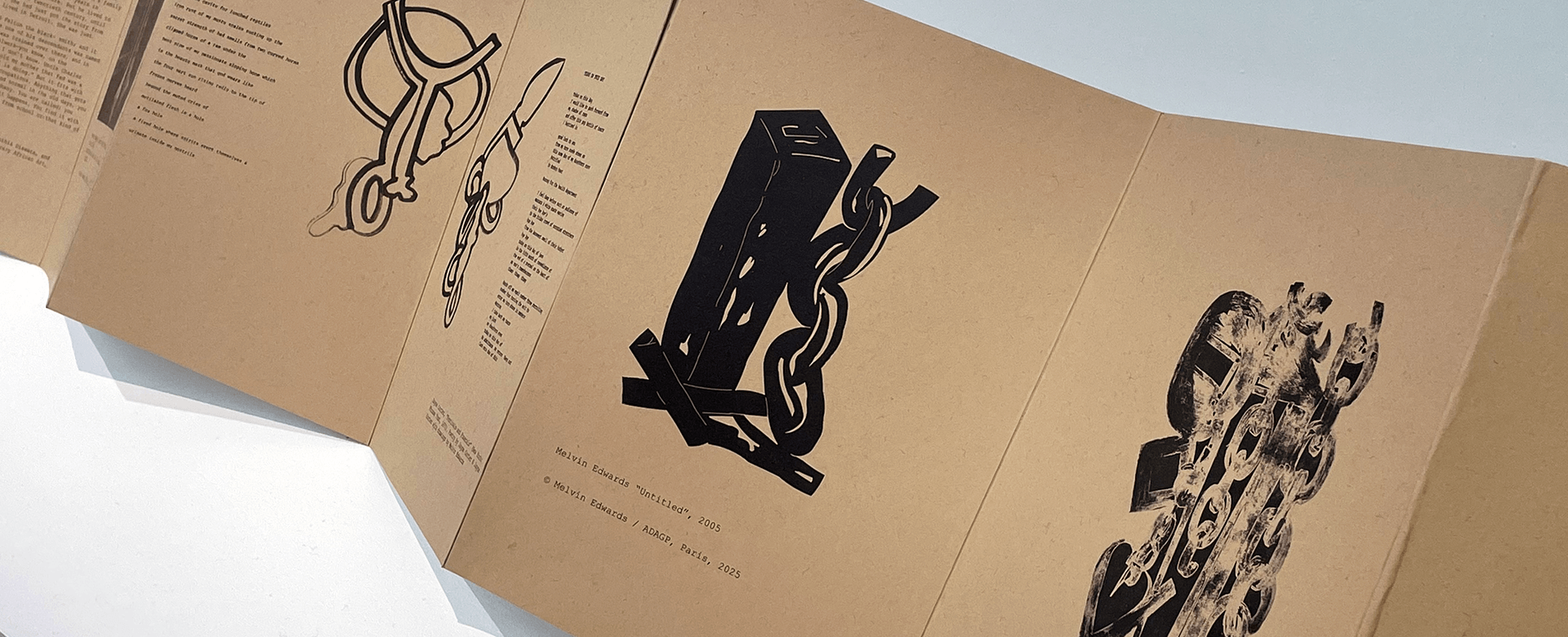 Une série de panneaux de papier brun présentés côte à côte, chacun comportant des illustrations abstraites en noir et du texte dans une mise en page propre et organisée.