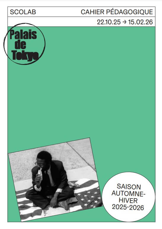 Une personne en costume est assise sur un drapeau américain et mange un cornet de glace. L'image fait partie de la couverture verte d'un livret éducatif du Palais de Tokyo pour la saison automne-hiver 2025-2026.