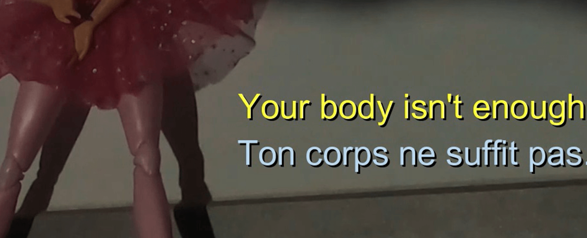 Une poupée en tenue rose se tient debout, avec en surimpression les textes Your body isnt enough en jaune et Ton corps ne suffit pas en bleu.