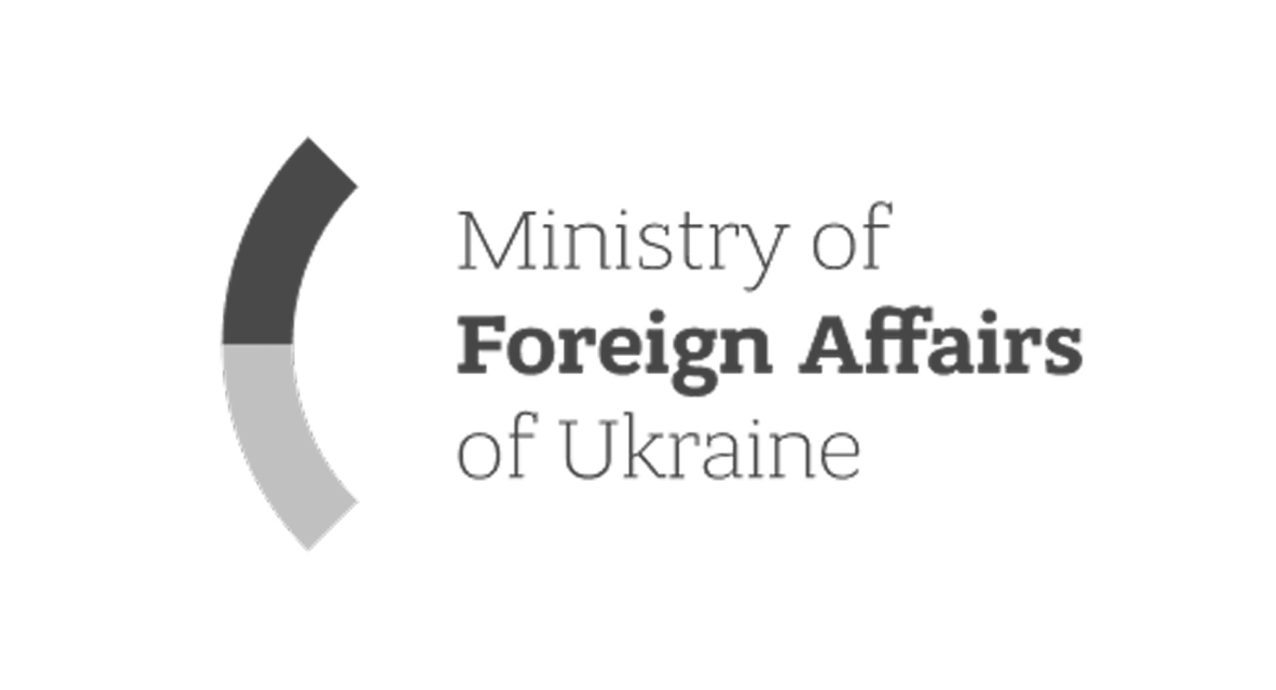 Logo du ministère des affaires étrangères de l'Ukraine, comprenant du texte et un motif semi-circulaire avec trois segments ombrés sur la gauche.