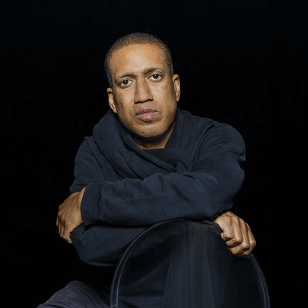 Un homme avec une chemise noire.