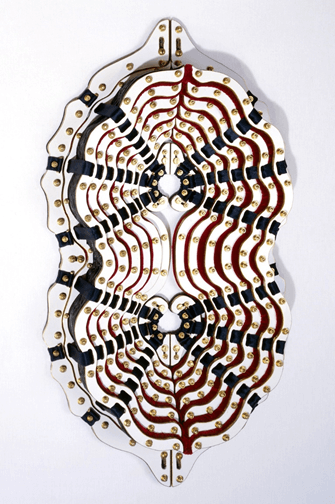 Sculpture abstraite et symétrique en métal, composée de plaques rouges et argentées superposées et ondulées, rehaussées de boulons dorés, montées sur un fond blanc.