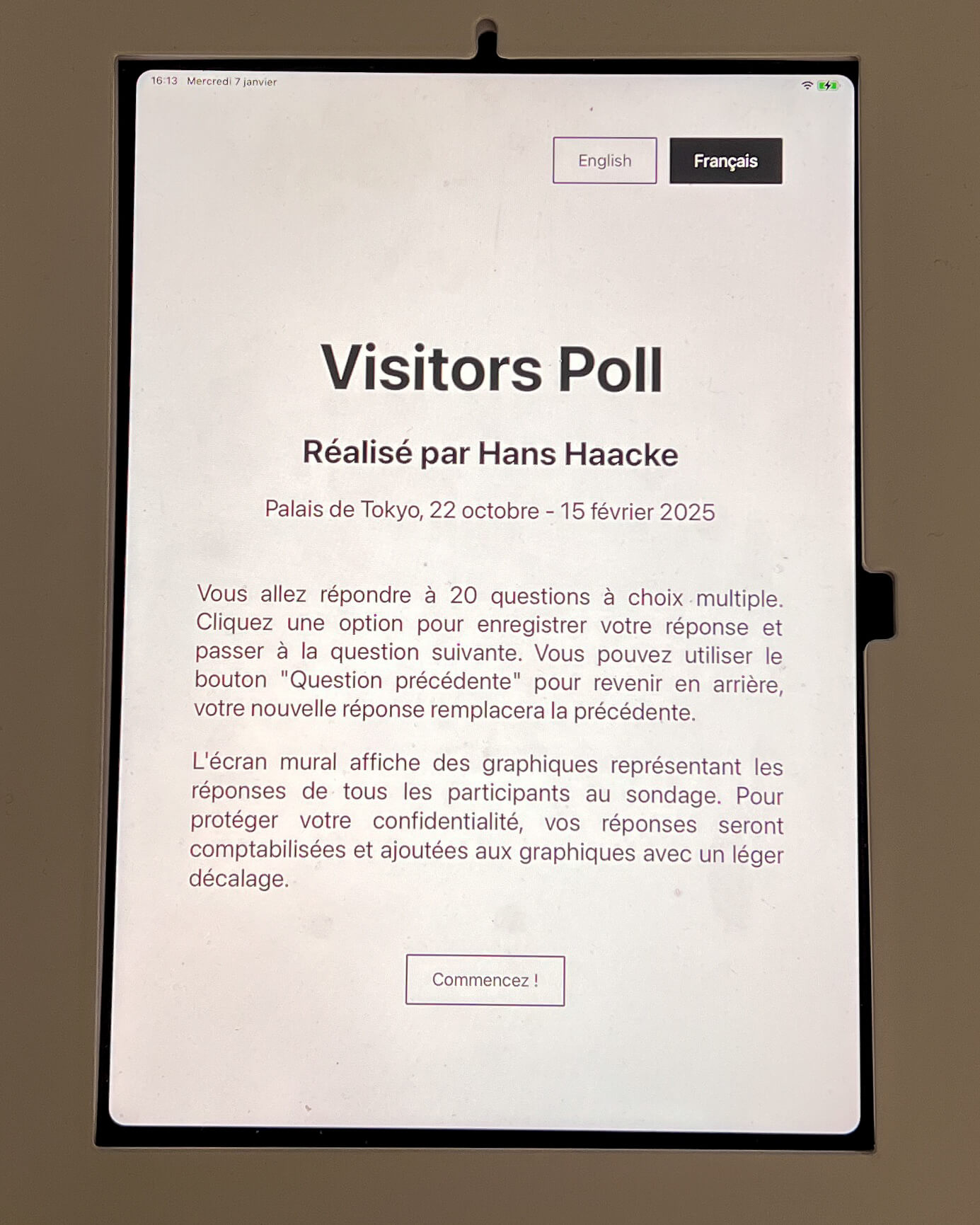 Écran de tablette affichant des instructions en français pour un sondage auprès des visiteurs réalisé par Hans Haacke, y compris des détails sur l'événement et des conseils de navigation, avec un bouton Commencez ! au bas de l'écran.