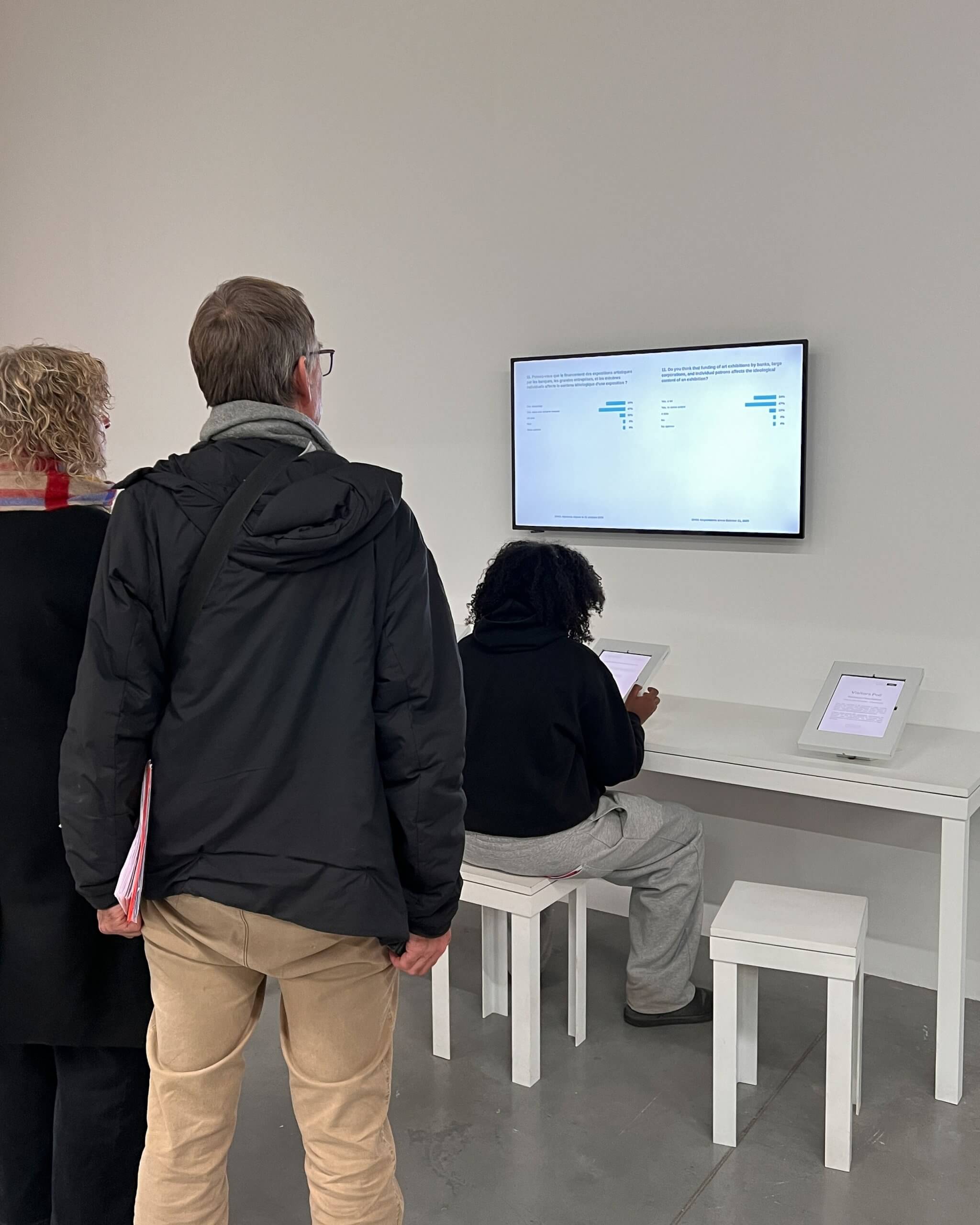 Un groupe de personnes regardant un écran.