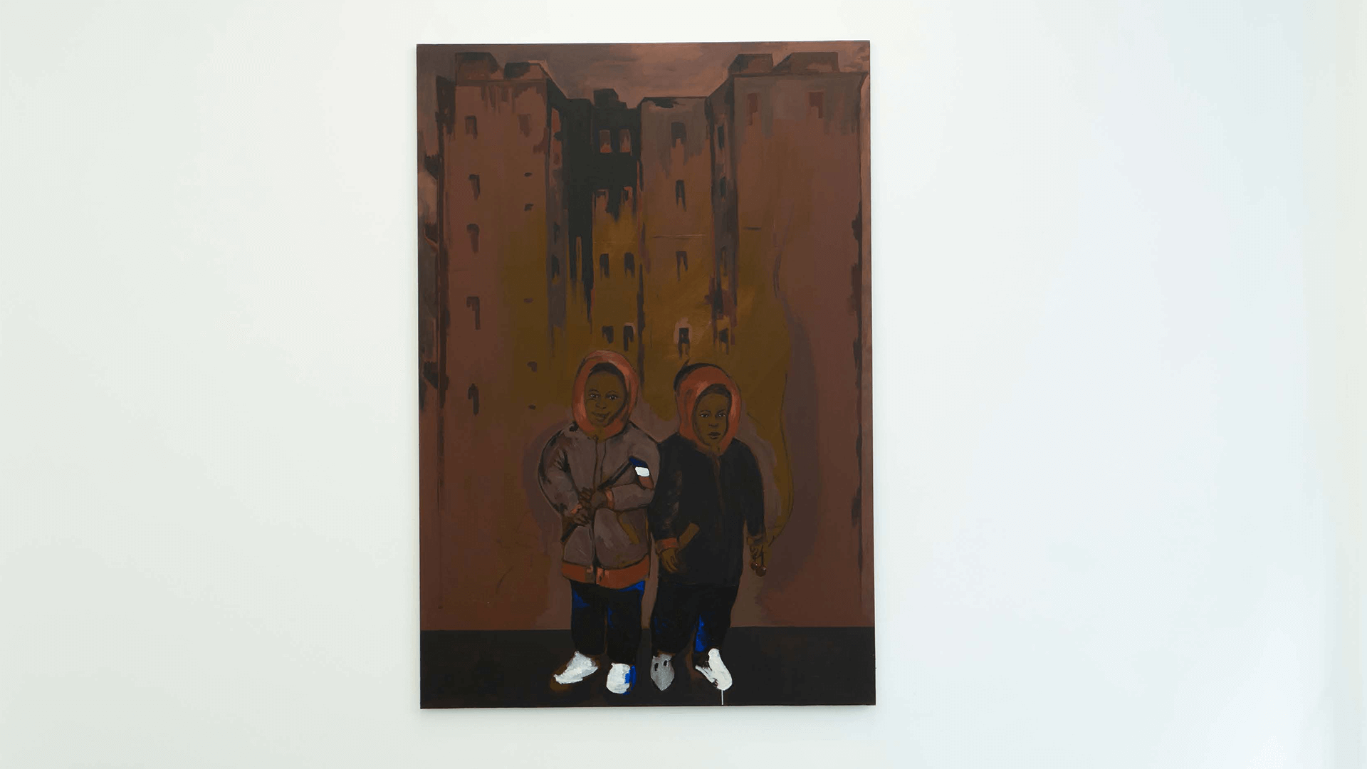 Une peinture représentant deux enfants se tenant ensemble devant une représentation sombre et abstraite d'un grand bâtiment aux fenêtres.