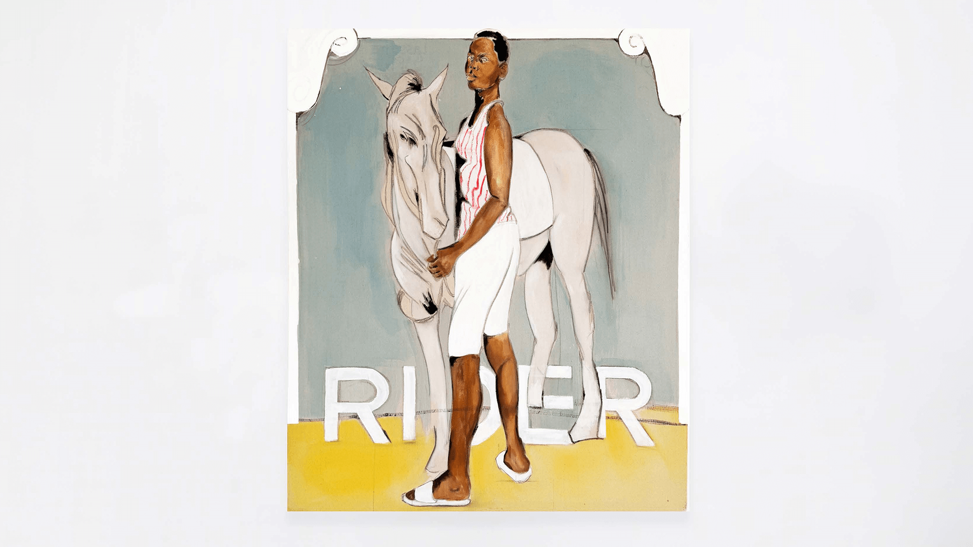 Une personne portant des vêtements blancs se tient à côté d'un cheval blanc sur un sol jaune avec le mot RIDER partiellement visible à l'arrière-plan.