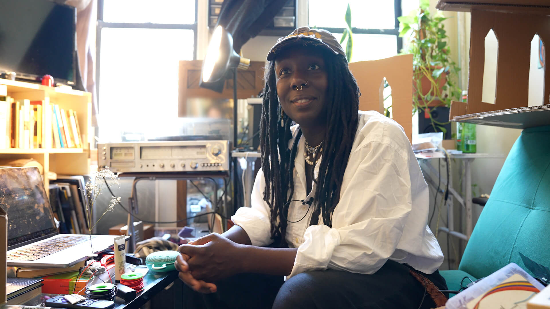 Une femme assise sur un bureau.