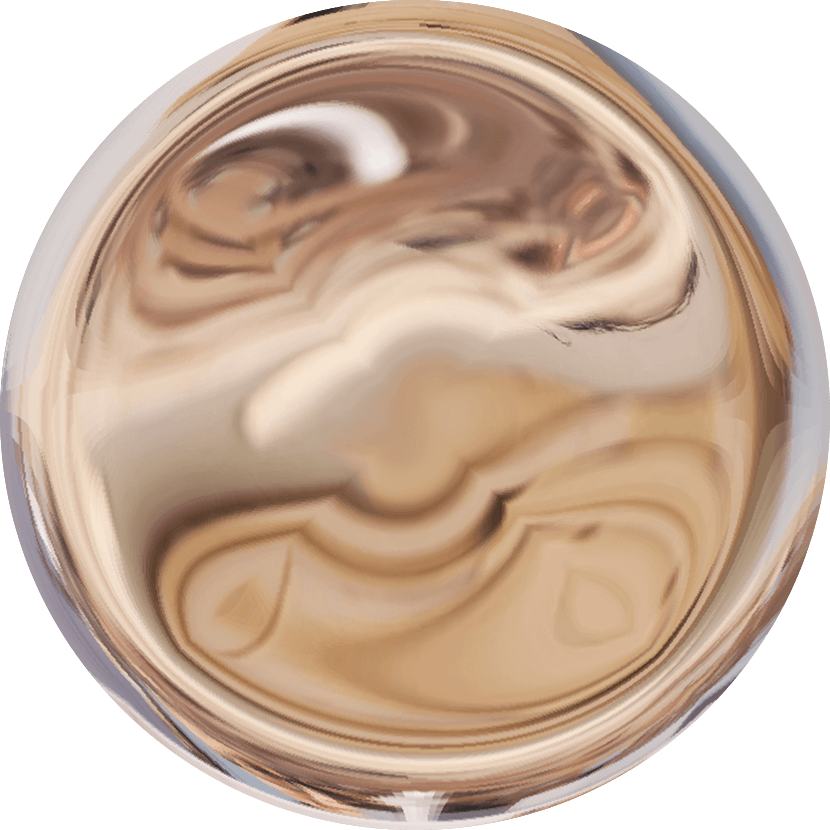 Sphère lisse et brillante dont la surface métallique ressemble à du bronze et qui reflète une lumière et des formes floues.