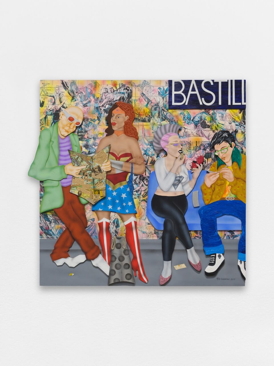 Quatre personnages stylisés sont debout ou assis devant un mur coloré sur lequel figure l'enseigne « BASTILLE » ; l'un d'eux consulte une carte, une autre porte un costume de Wonder Woman, et deux autres regardent leur téléphone.