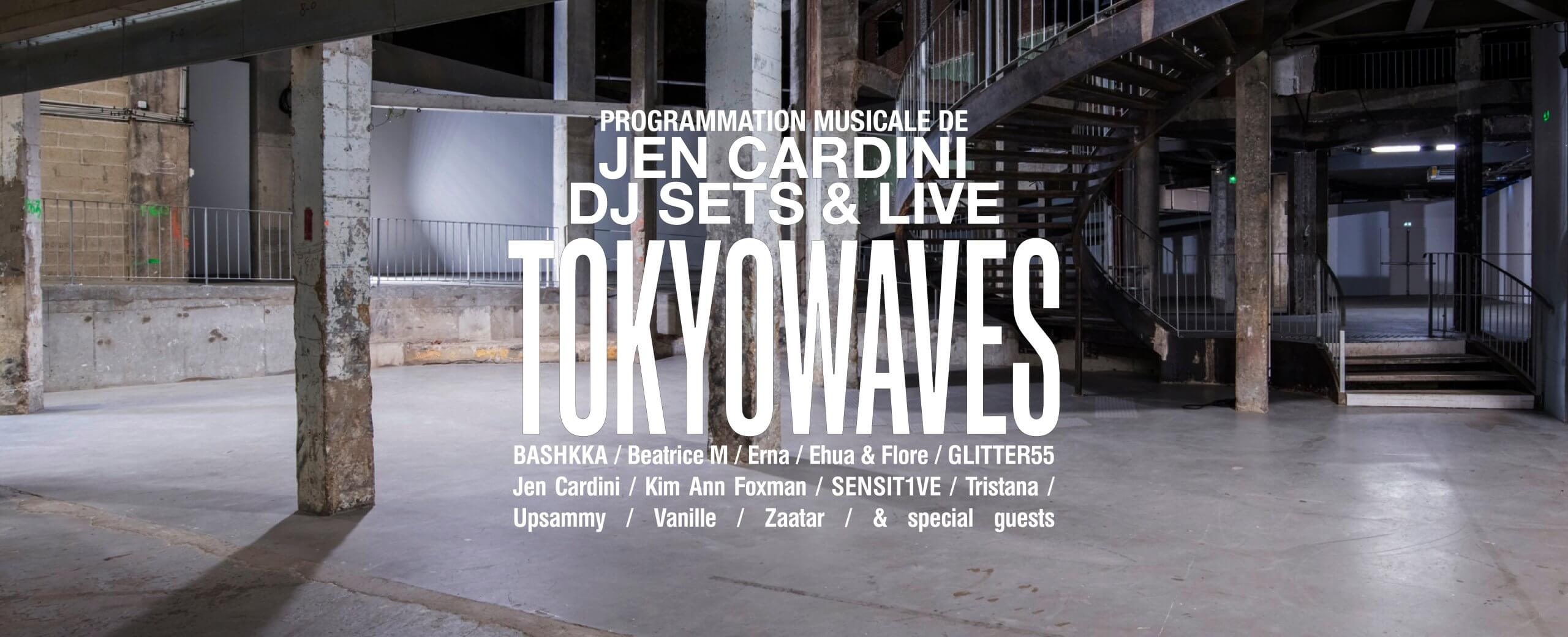 Un espace vide de style industriel avec des escaliers en béton et en métal apparents, recouvert d'un texte promouvant l'événement musical Tokyo Waves avec Jen Cardini et d'autres artistes.