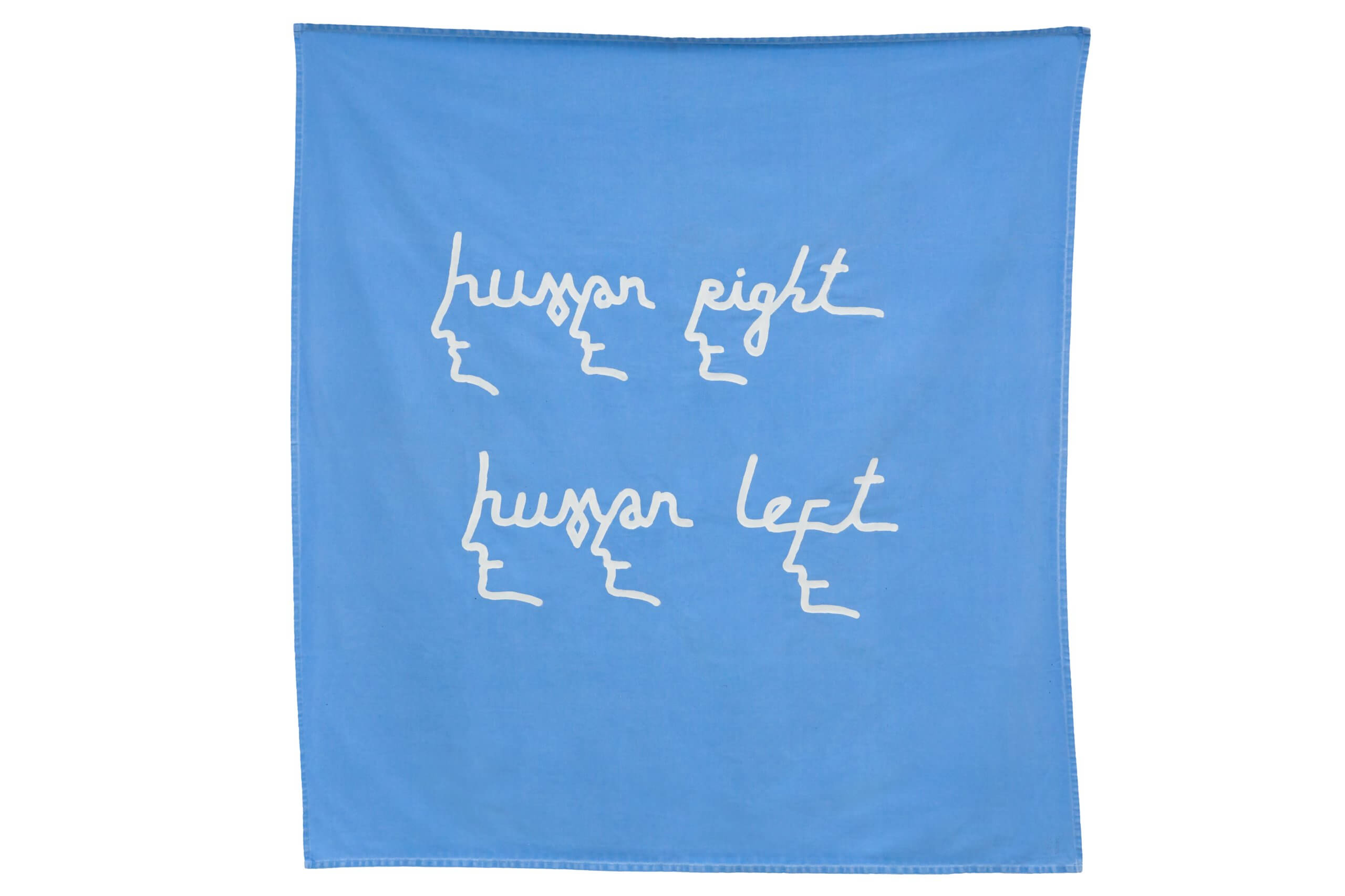 Un tissu bleu avec des dessins blancs de visages de profil et les mots husan eight et husan left écrits en cursive entre les visages.