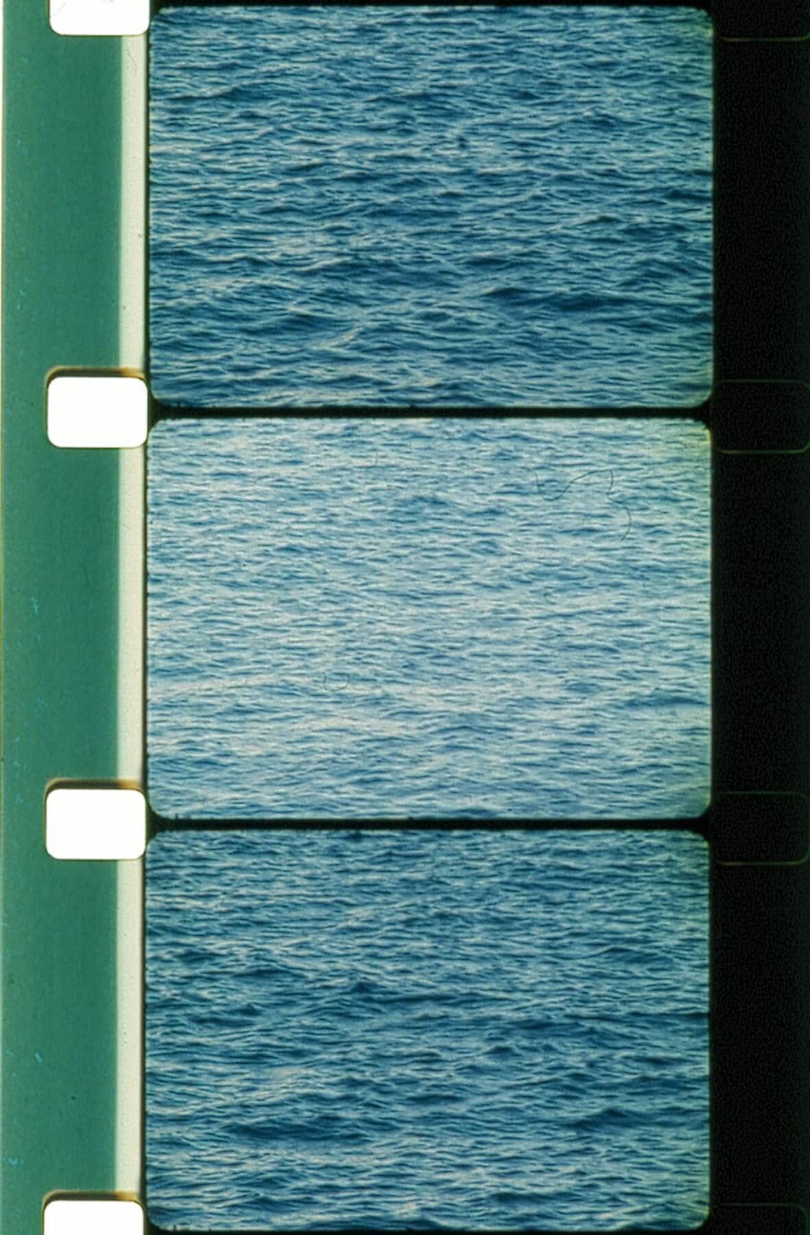 Une séquence de film montre trois images, chacune représentant un gros plan de la surface de l'océan avec des ondulations à la surface de l'eau.