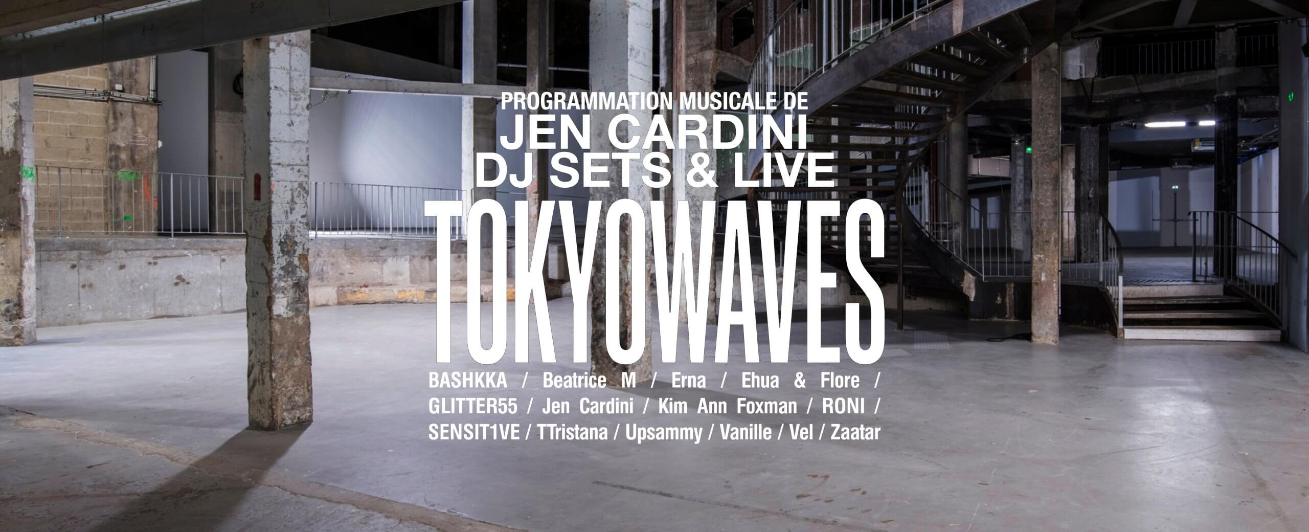 Intérieur de style industriel avec des poutres apparentes et un escalier, sur lequel figure une grande inscription blanche annonçant les sets de DJ de Jen Cardini et la programmation musicale en direct.
