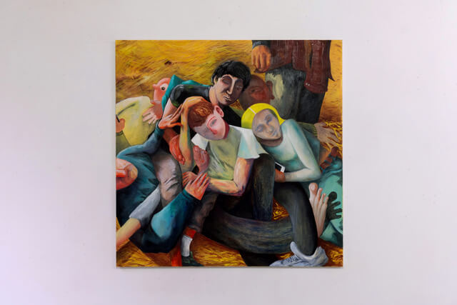 Tableau représentant plusieurs personnes assises et appuyées les unes contre les autres, certaines les yeux fermés, sur un fond jaune-brun rappelant le foin.