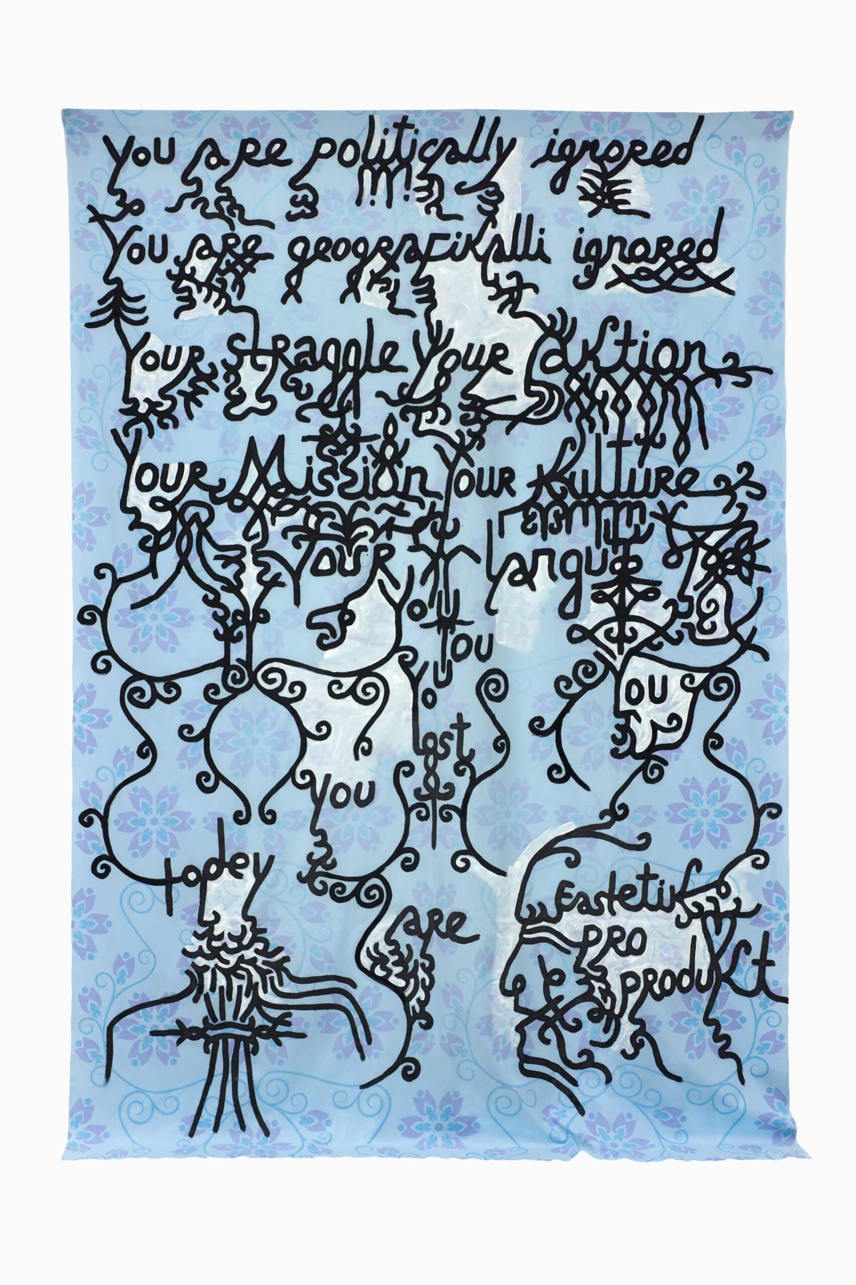 Un fond bleu à motifs floraux avec un texte noir abstrait écrit à la main et des dessins au trait. Le texte se lit comme suit : "Vous êtes politiquement ignorés... vous êtes rapides mais vous n'êtes pas un produit".